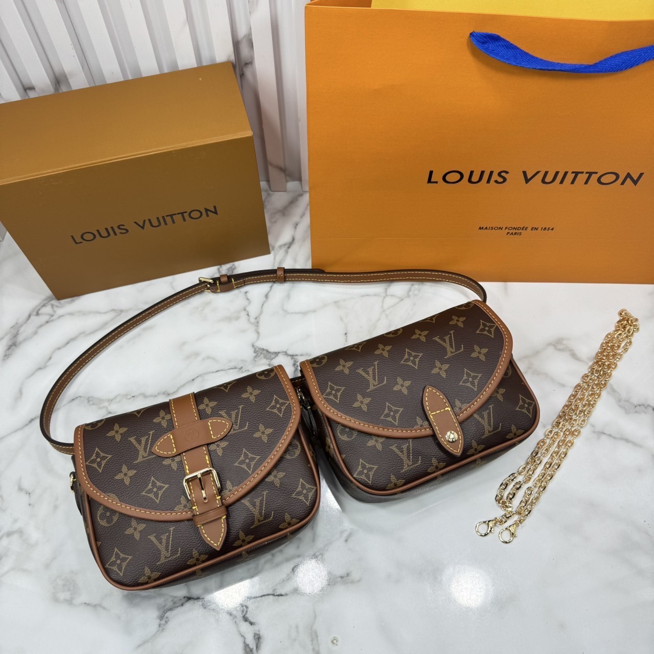 ORI หนังแท้ | Lv Marilyn White Multicolor Monogram Canvas Shoulder Bag สุดคุ้มกับกระเป๋าดีไซน์ใหม่ จัดคู่ดูโอ้ ได้ 2 ใบในราเดียว ปรับใช้งานได้ทั้งคาดเอวหรือสะพายได้ มาพร้อมสายสะพาย 2 แบบ ทั้งสายหนังและสายโซ่ คุ้มยิ่งกว่าอะไรทั้งหมดเลยค่า