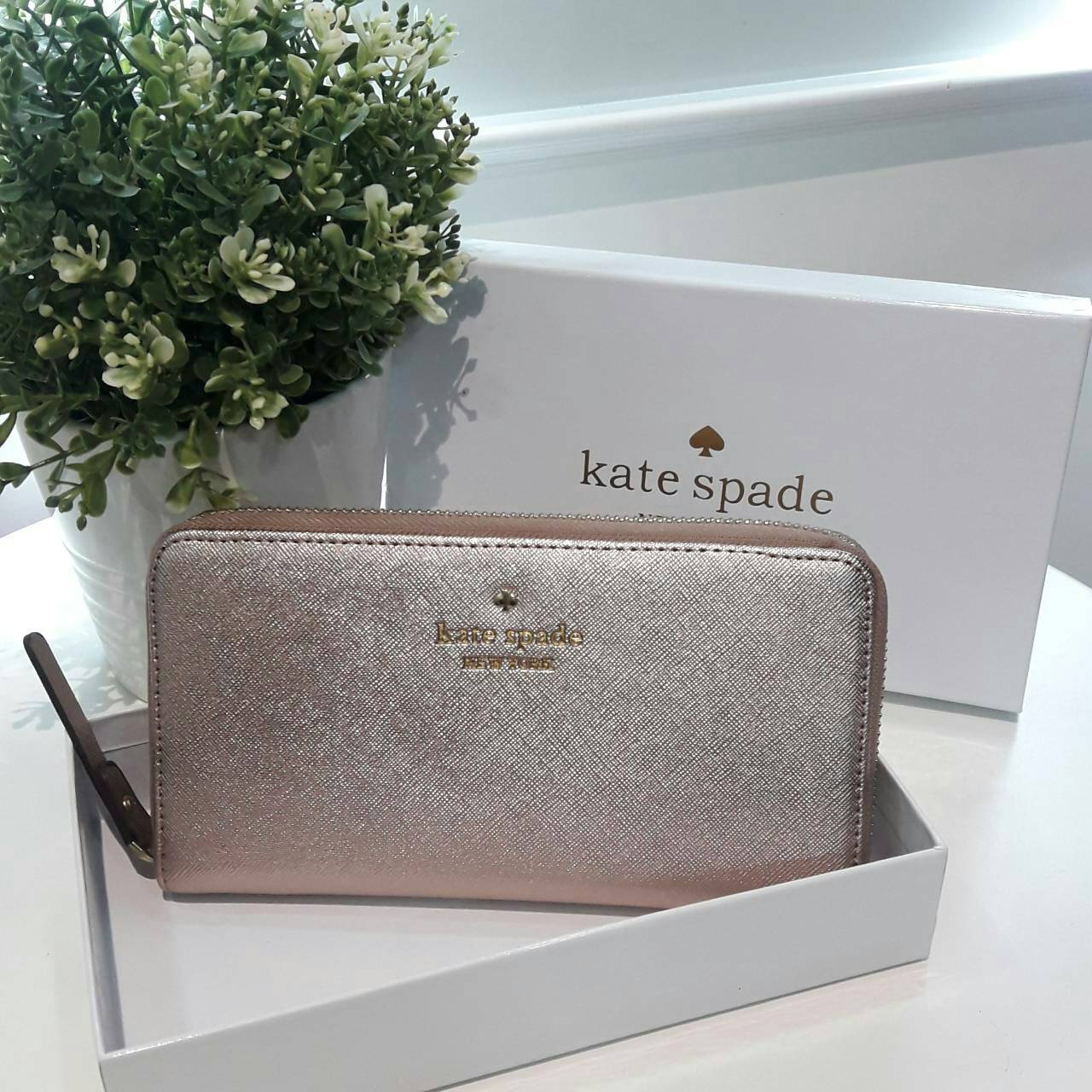 Best Seller **ถือแล้วหรูมาก 🎻 กระเป๋าสตางค์ใบยาวซิปรอปยี่ห้อ KATE SPADE กระเป๋าเงินหนังลาย saffiano อะไหล่สีทอง น้ำหนักเบา ด้านในมีช่องซิปใส่เหรียญ ใส่บัตร ใส่ธนบัตรได้จำนวนมาก ใบนี้สวยรับทรัพย์จริงๆ นานๆมาทีนะคะสีนี้ รีบคว้าด่วนเลยคะ