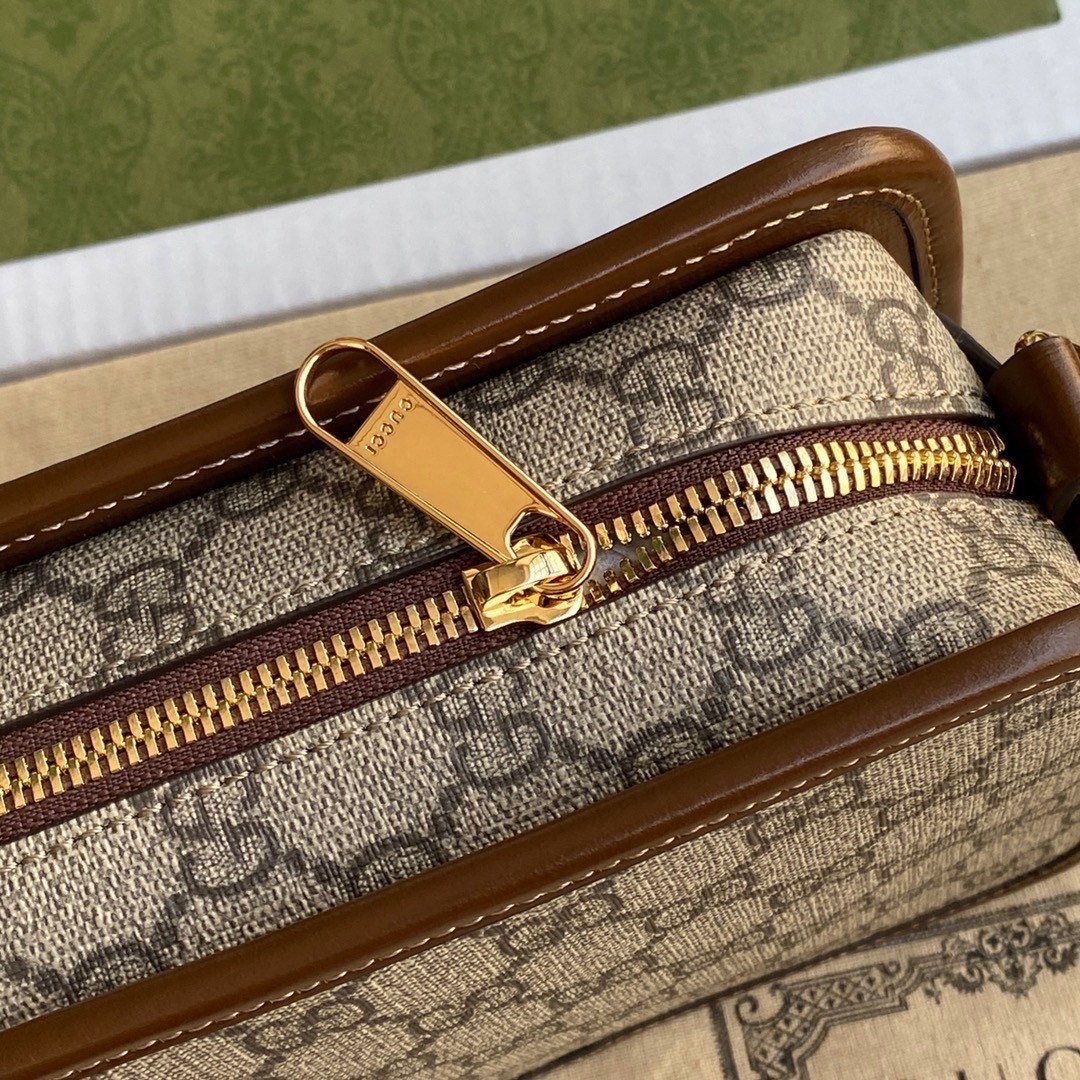 GUCCI Leather-Trimmed Monogrammed Coated-Canvas Messenger Bag กระเป๋าทรงแมสเซ็นเจอร์โมโนแกรม เกรดออริ ท็อป สลับแท้ 1:1 เกรดดีสุด ใช้งานต่างประเทศได้