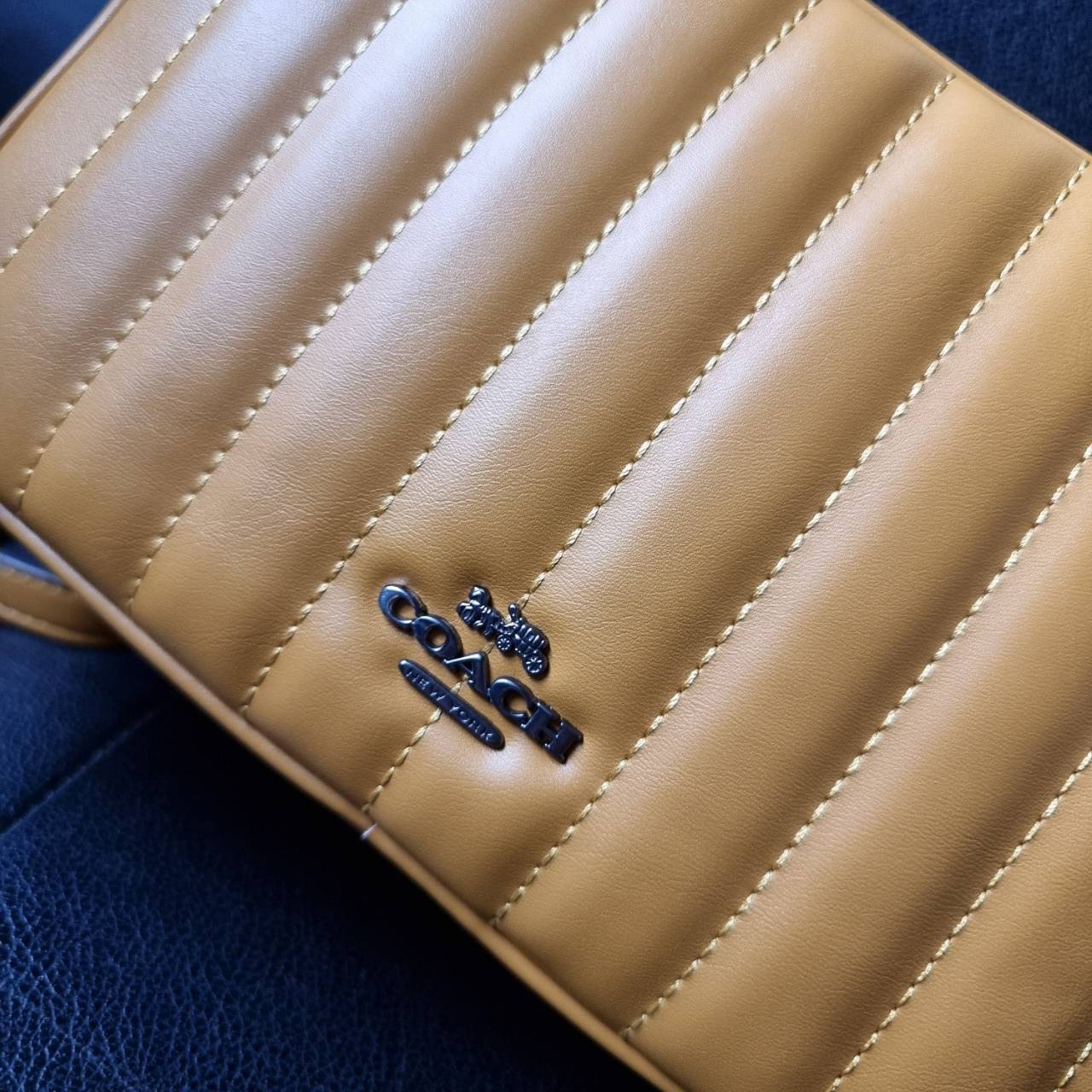 COACH C1569 JES CROSSBODY WITH LINEAR QUILTING ใหม่ล่าสุด!! กระเป๋าสะพายข้าง รุ่น 2 ซิป ใบใหญ่จุใจ ดีไซน์ใหม่ เพิ่มลูกเล่นให้ดูหรูหรายิ่งขึ้น วัสดุหนังสังเคราะห์บุเป็นลายเส้นสวยงาม เปิด-ปิดด้วยซิป 2 ช่องหลัก ใช้งานง่าย ทรงสวยมากๆรุ่นนี้ มาพร้อมสายสะพาย cr