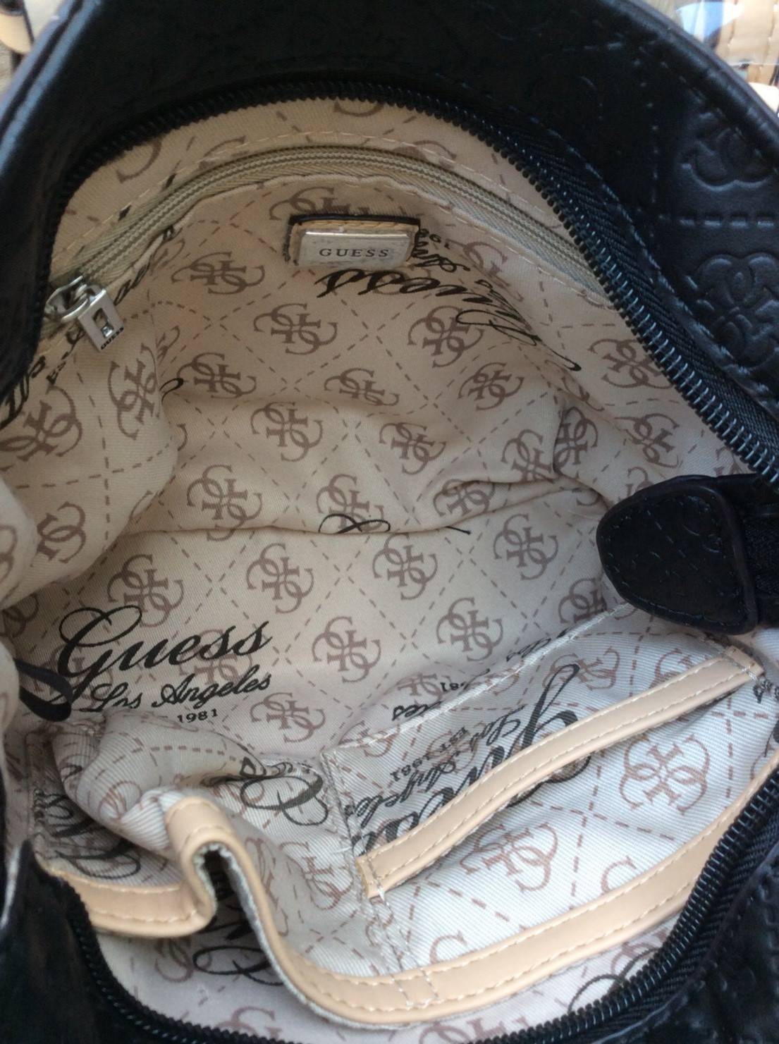 GUESS DELANEY CROSS BODY BAG กระเป๋าถือหรือสะพายรุ่นที่ฮิตและขายดีที่สุดจาก GUESS FACTORY คอลเลคชั่นใหม่วัสดุหนังเรียบปั้มลาย GUESS Signature รอบใบสวยหรูอยู่ทรง ขนาดกำลังดี น้ำหนักเบา ด้านหน้าประดับโลโก้พร้อมพวงกุญแจโลโก้แบรนด์ห้อยที่หูหิ้วถอดเเยกใช้ได้ เ