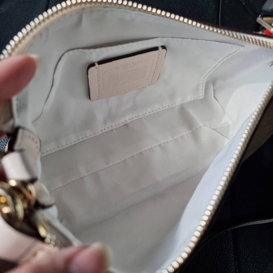 COACH F58321 TOP HANDLE POUCH อีกรุ่นฆ่าไม่ตาย!! 😎 ขายดีขายหมด ขายรวยขายปังๆ!! กระเป๋าพอชจากโค้ช ทรงใช้งานง่าย สะดวก กะทัดรัด วัสดุหนังแคนวาสเคลือบคุณภาพดี มาพร้อมสายคล้องในตัว และสายสะพาย crossbody ปรับเปลี่ยนได้ตามสไตล์ อีกหนึ่งไอเท็มที่สาวๆต้อง