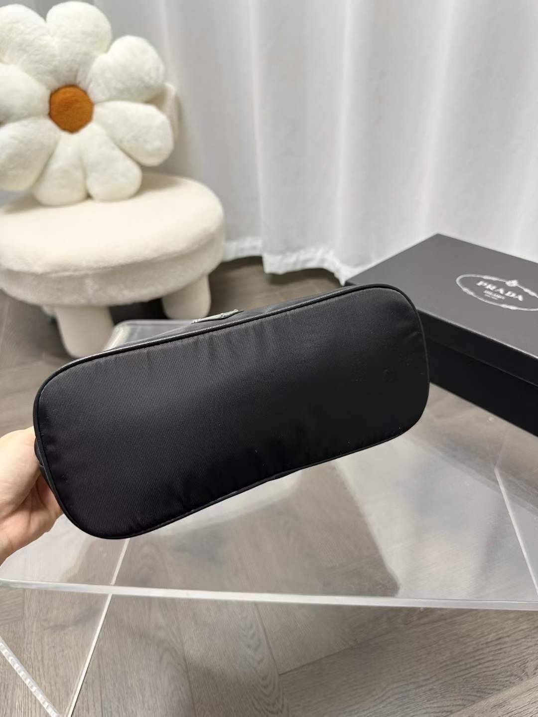 PRADA nylon shoulder bag กระเป๋าถือ/สะพายไหล่ พร้อมสายสะพายยาวโซ่สีเงินถอดได้ ขนาดกำลังดี ราคาน่ารัก อีกไอเท็มสุดคุ้มที่ทุกคนต้องได้มีสวยก่อนใคร!