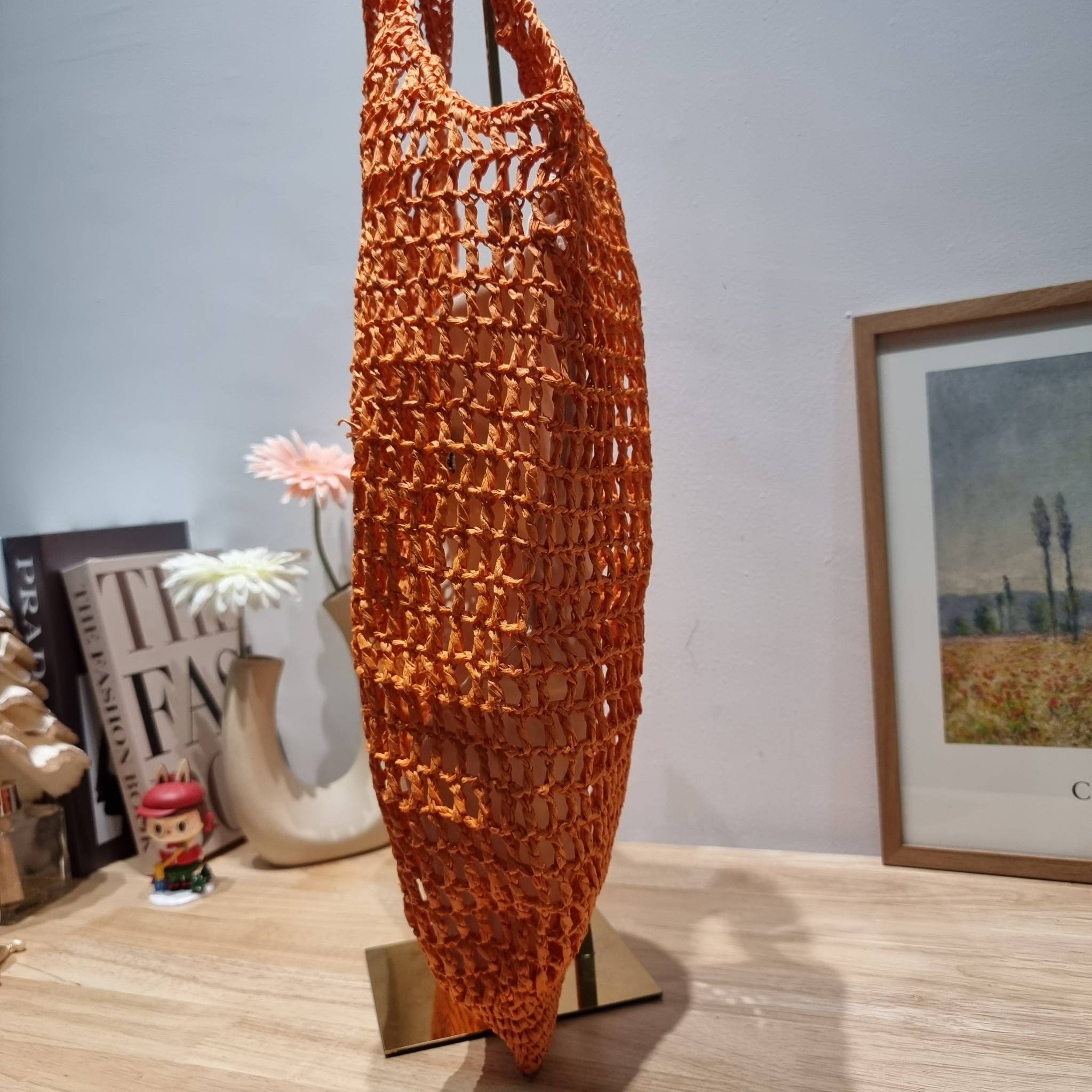 PRADA RAFFIA TOTE BAG สวยไม่ซ้ำใคร สไตล์บีช เหมาะมากกับการสะพายไปเที่ยวทะเล หรือจะใช้ในวันสบายๆก็ตอบโจทย์ กับกระเป๋าสะพายสานใบใหญ่ ตัวกระเป๋าเป็นวัสดุสังเคราห์จากธรรมชาติ สานทอเต็มใบออกมาเป็นลวดลายสวยงาม