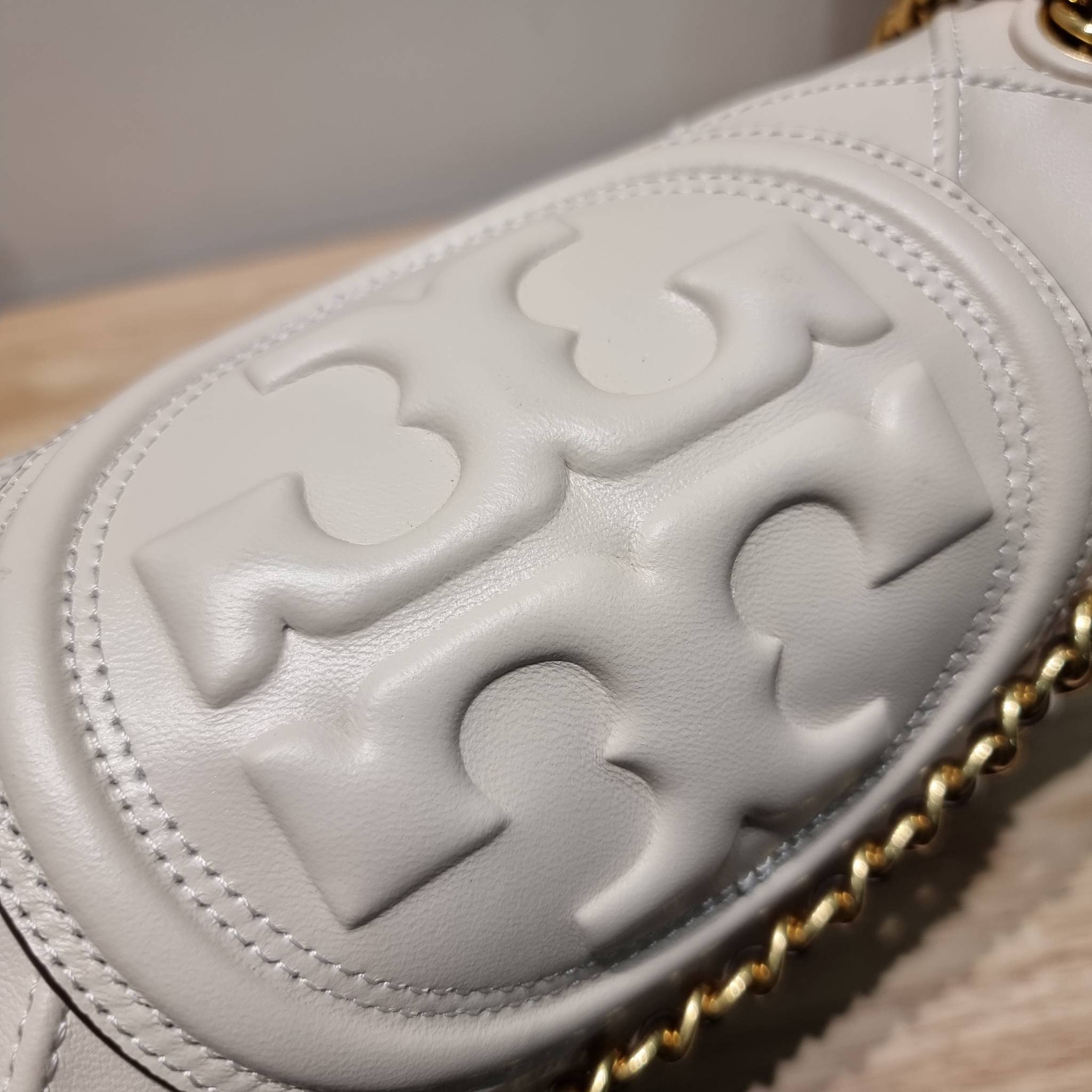 TORY BURCH FLEMING SOFT CONVERTIBLE SHOULDER BAG รุ่นหายาก กับดีไซน์ใหม่ล่าสุด มาพร้อมเสิร์ฟความสวยถึงบ้านไปเลย กับกระเป๋าสะพายไหล่ขนาดกำลังสวย หนังแท้นิ่มเต็มใบ สัมผัสสบายมือ