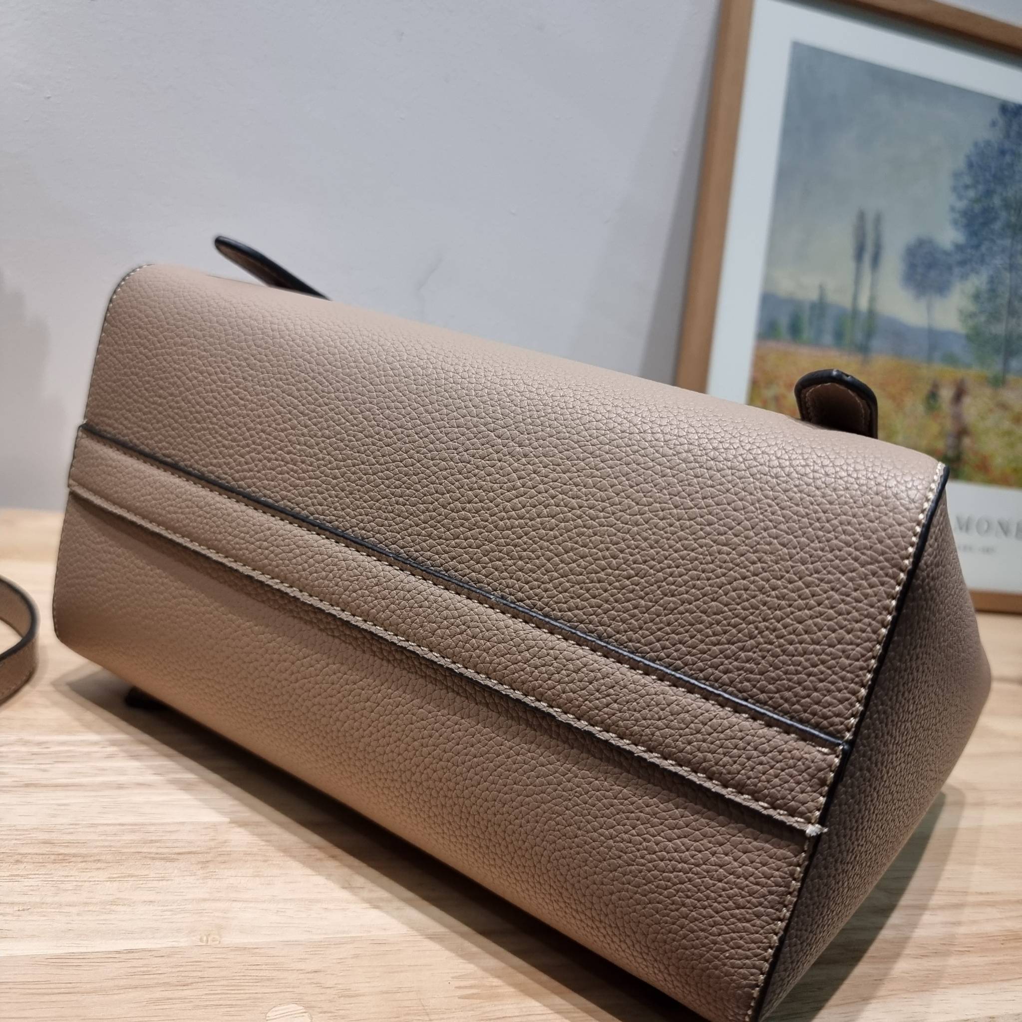 PRADA Saffiano leather bag / Prada leather bag กระเป๋าถือ/สะพายล่าสุด ที่ดีไซน์เรียบหรู สวยคมชัด เต็มไปด้วยดีเทลน่าใช้ สายคล้องไหล่ที่สามารถถอดออกได้