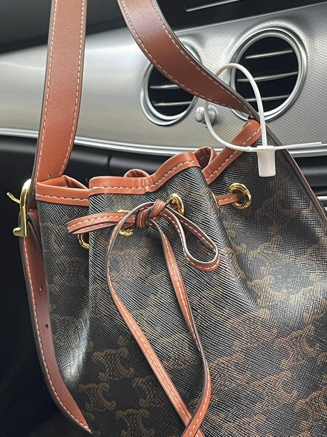 CELINE SMALL DRAWSTRING BAG IN TRIOMPHE ในรุ่นนี้ได้รับคำชื่นชมจากแฟชั่นกูรูทั้งหลาย เนื่องจากมีรูปทรงที่สุดแสนจะเรียบง่าย มีช่องใส่ของที่กว้าง ตัวกระเป๋าเป็นแบบหูรูด ช่วยให้เปิด-ปิดง่าย สะดวกต่อการใช้งาน สายสะพายปรับความยาวได้ตามความเหมาะสม โลโก้บนรอบตัว