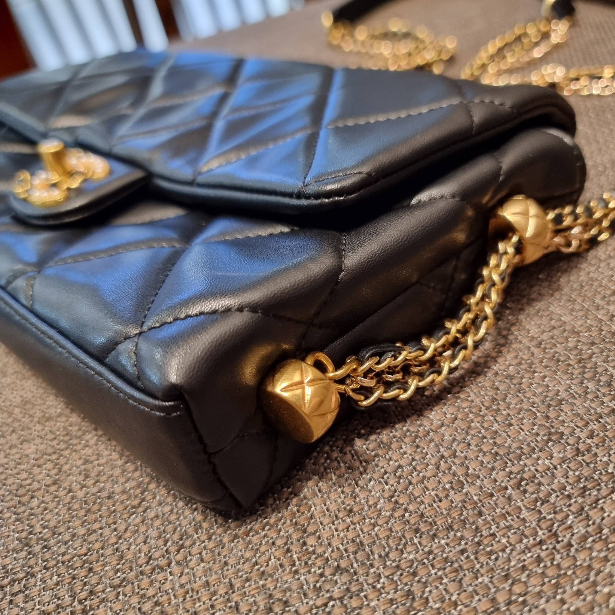 VIP 】สวยหรูพร้อมเสิร์ฟ!! กับไอเท็มสุดเลิฟจาก Chanel กระเป๋าสะพายที่สุดของความคุ้มค่า วัสดุหนังแกะนิ่มเต็มใบ เปิด-ปิดกระเป๋าด้วยตัวบิดล็อค ภายในกระเป๋าบุผ้าสวยหรู มีช่องโล่งกว้างจุของได้สบาย ใส่โทรศัพท์ กระเป๋าสตางค์ได้ มีช่องซิป 1 ช่อง ช่องย่อย 1 ช่อง ดีเ