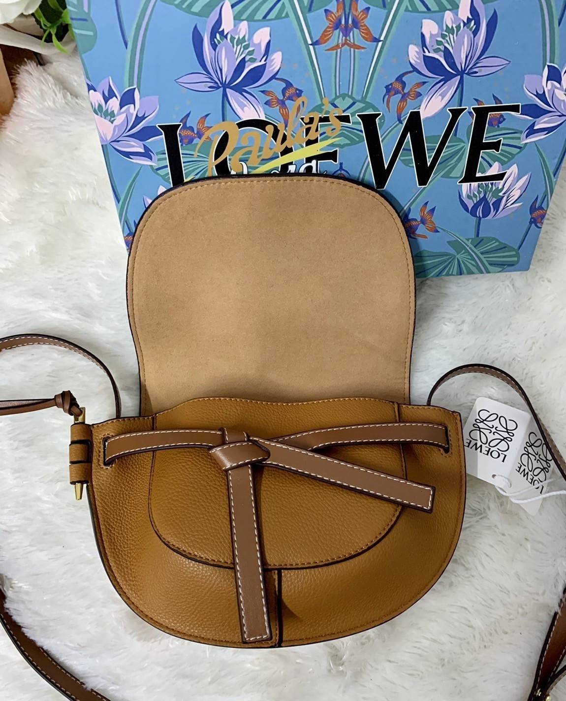 LOEWE Small Leather Gate Crossbody Bag VIP GIFT WITH PURCHASE (GWP) กระเป๋าถือหรือสะพาย Limited จาก LOEWE DUTYFREE COUNTER วัสดุ Canvas & Leather Calfskin หนังแท้ รูปทรงทันสมัย น้ำหนักเบามากค่ะ มาพร้อมสายสะพายยาวสามารถปรับระดับได้ เป็นอีกหนึ่งรุ่นฮิตกันมา
