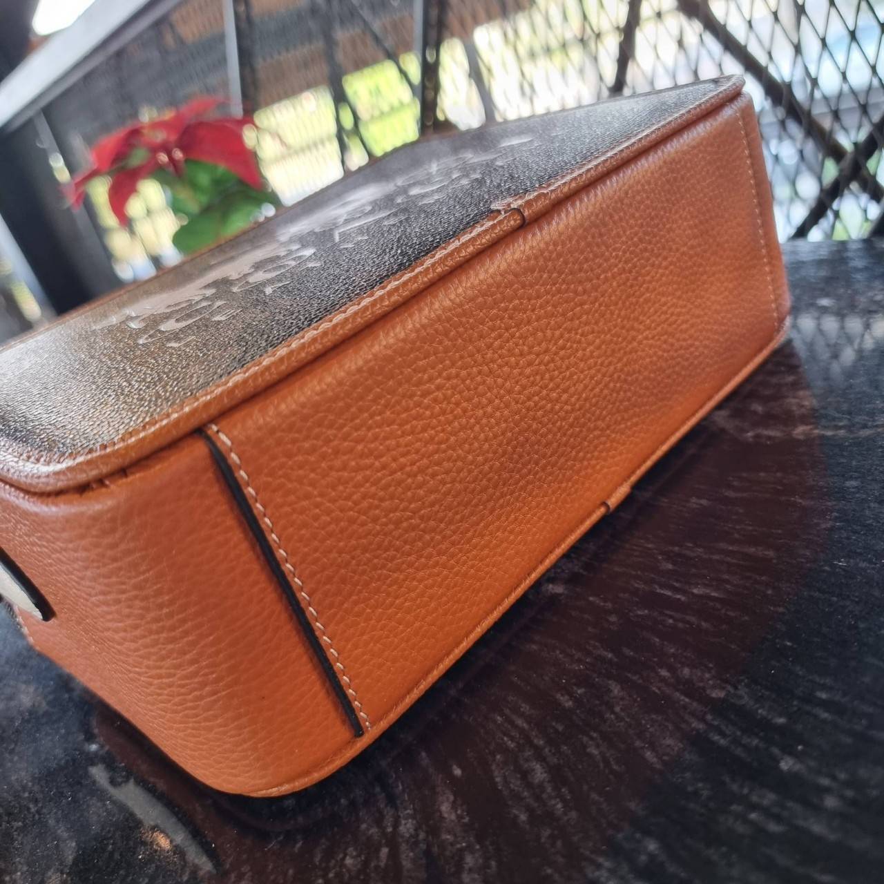 COACH C8445 CHARTER CROSSBODY 24 WITH HORSE AND CARRIAGE PRINT หล่อได้ไม่ซ้ำใคร กับไอเท็มใหม่ล่าสุด ชิคๆคูลๆ กับกระเป๋าสะพายข้าง ดีไซน์ทรงกล่อง ตกแต่งลวดลายดูโดดเด่น วัสดุหนังแคนวาสสลับหนัง pepble มีซิป 2 ฝั่ง ใส่ของได้จุใจ ของสำคัญใส่ไปเลยครบๆ สายสะพายปร