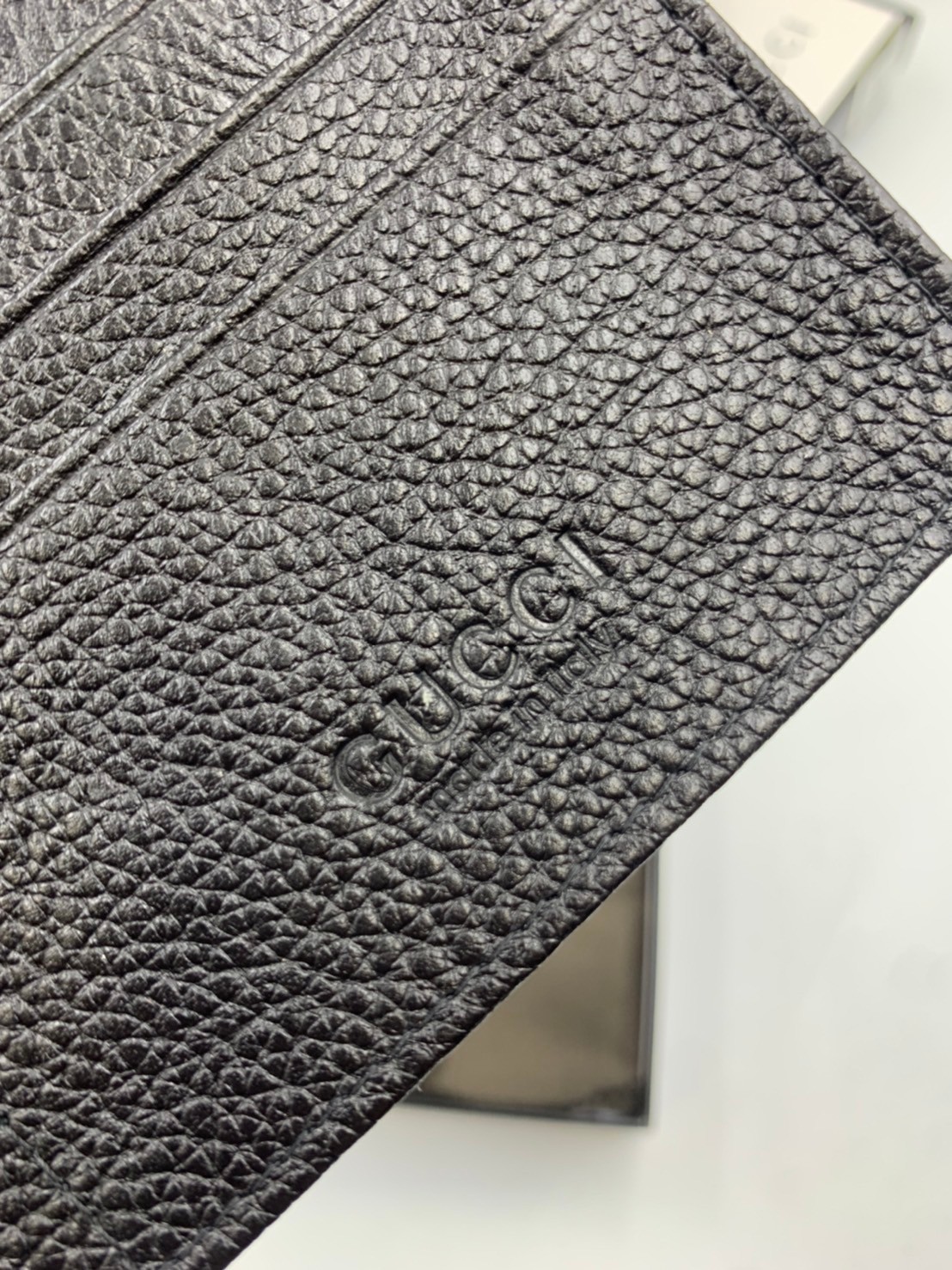 GUCCI MEN WALLET / GUCCI LONG WALLET / GUCCI WALLET กระเป๋าสตางค์ใบยาวผู้ชาย งานหนังแท้ ผสมผสานความสง่างามและคลาสสิกที่เข้ากับยุคสมัย ด้านหน้าโดดเด่นด้วยซิกเนเจอร์แบรนด์ เป็นอีกหนึ่งรุ่นที่ดาราเชเลปใช้กันเยอะมาก พร้อมส่งที่ไทย ภาพสินค้าถ่ายจากงานขายจริง ใ