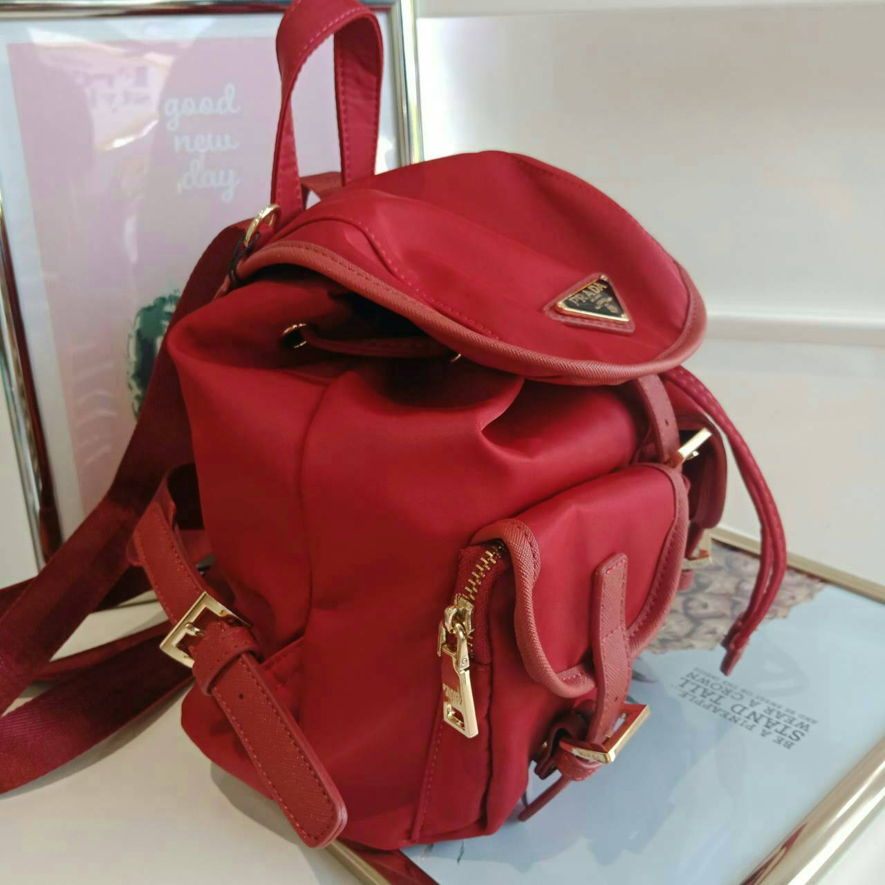 PRADA MINI BACKPACK with chain จากพรีเมี่ยมกิ้ฟจากเคาน์เตอร์แบรนด์วัสดุ Nylon เนื้อหนาคุณภาพดีตามแบบฉบับของแบรนด์ ขนาดมินิน่ารักเว่อร์ เปิดปิดด้วยฝากระดุม น้ำหนักเบา ภายในมี1ช่องซิป ซับใน Polyester 100% มาพร้อมหูหิ้วและสายสะพายเลื่อนปรับได้ ตัวจริงสวยมากๆ