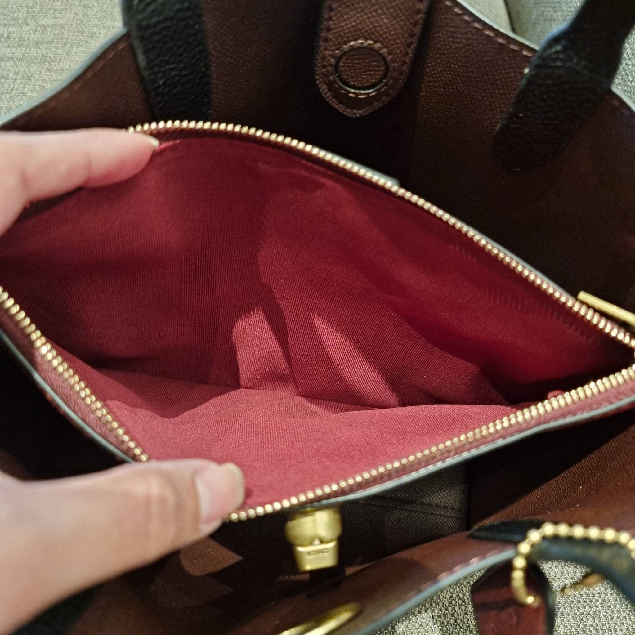 COACH C8561 C8869 WILLOW TOTE 24 IN COLOR BLOCK น้องสาวลุคลูกคุณมาแล้วจ้า กระเป๋าถือ/สะพาย ดีไซน์คัลเลอร์บล็อค ลงตัว เรียบหรู ใบจริงคือผู้ดี๊ผู้ดี ใช่ได้ทุกๆโอกาส วัสดุหนัง pepble อยู่ทรง เปิดปิดด้วยตัวบิดล็อค และอีกฝั่งเป็นกระดุมแม่เหล็ก ภายในโล่งกว้าง ใ