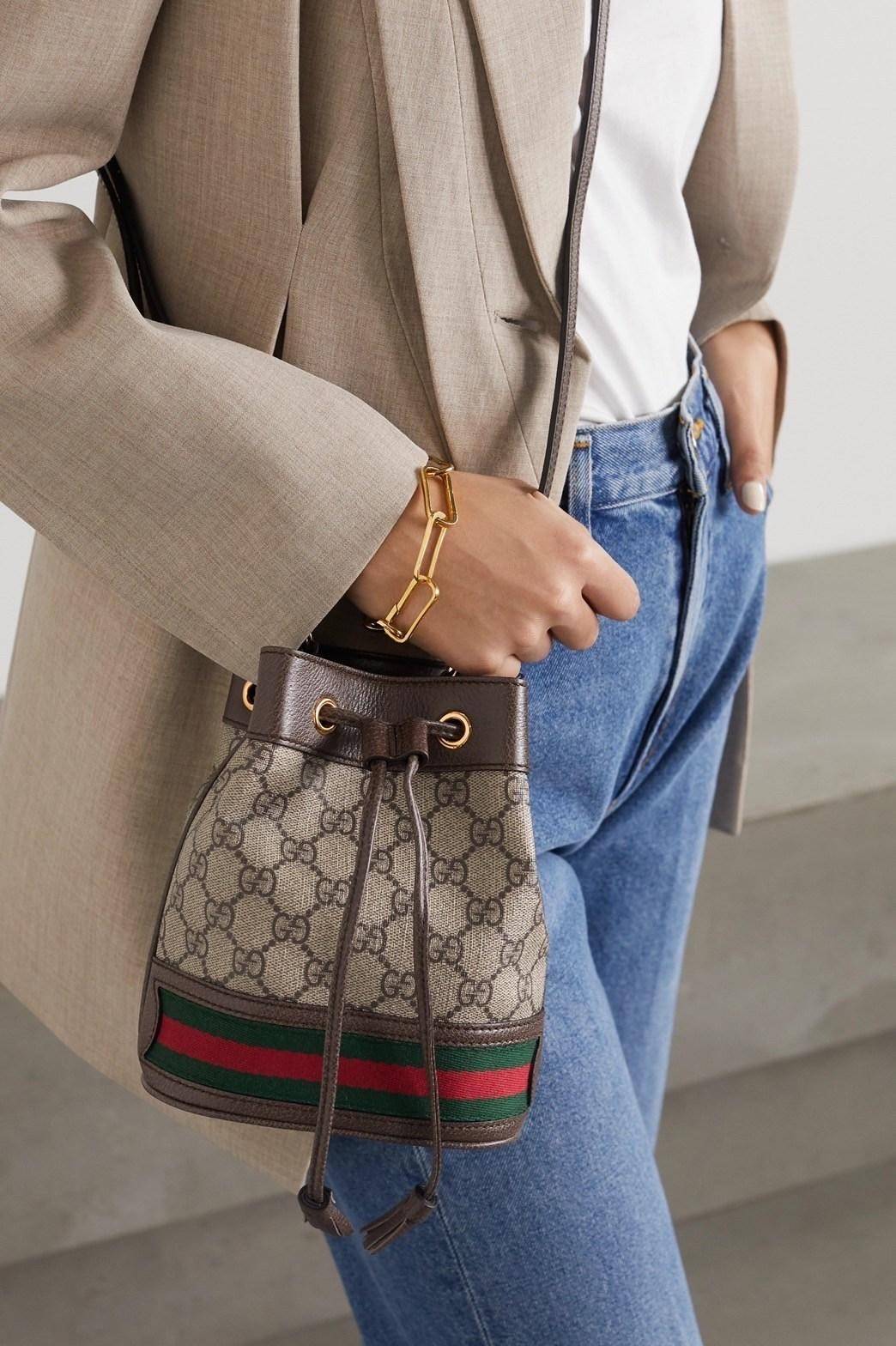 GUCCI Ophidia mini small GG bucket bag กระเป๋าถือหรือสะพายข้าง ขนาดเล็ก ทรงขนมจีบ วัสดุผ้าใบ+หนังแท้ พร้อมแถบลายทางสีเขียวและสีแดงด้านล่าง ด้านในโล่ง มี1ช่องเล็ก สายยาวถอดสายไม่ได้ ปรับระดับได้ ใบนี้เรียบหรูดูดีสุดๆไม่ควรพลาดค่า