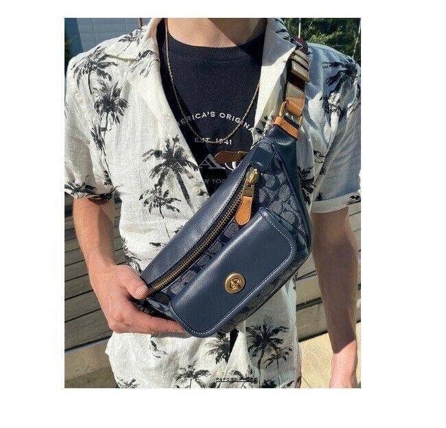 OUTLET 】COACH C4035 HERITAGE BELT BAG IN SIGNATURE CHAMBRAY ใหม่ล่าสุด กระเป๋าคาดอกสุดชิคสำหรับหนุ่มๆ เป็นดีไซน์กึ่งสปอร์ตที่ดูหรูมากๆ แพทเทิร์นเป็นที่ใช้งานง่าย วัสดุผ้าแชมเบรย์สลับหนังแท้ ไม่หนาไม่บางจนเกินไป มีช่องด้านหน้า และซิปหลัก ภายในโล่งกว้าง จุข