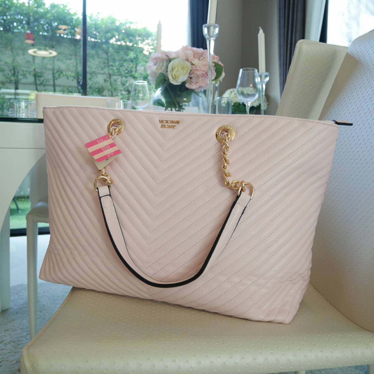 Victoria's Secret Shoulder Bag กระเป๋าสะพายทรงหรูจาก Victoria's Secret หนัง PU หนา รับน้ำหนักได้เยอะ เปิดปิดด้วยซิป ด้านหน้าประดับตัวอักษร VS ภายในมีช่องซิปและช่องใส่ของ จุได้เยอะค่ะ ใส่เอกสาร A4 หนังสือ ipad ได้สบาย เป็นอีกหนึ่งรุ่นเเนะนำที่สาว