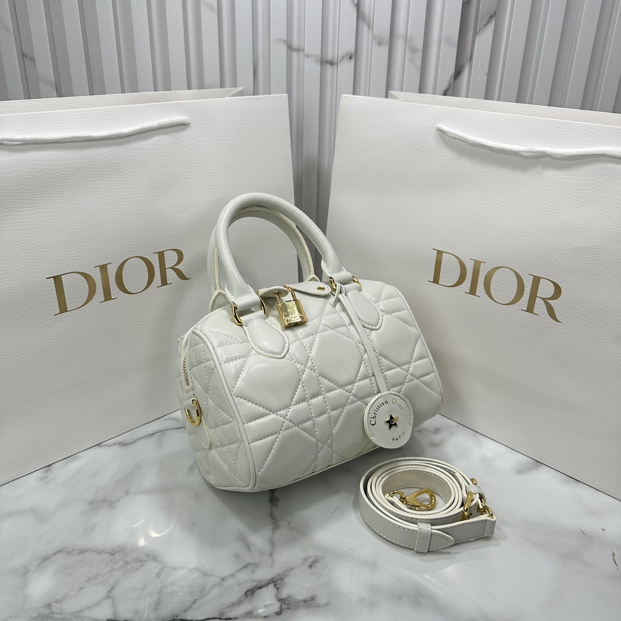 DIOR Groove 20 Bag / Dior Keepall Macrocannage Leather / Oblique Jacquard กระเป๋าสะพายทรงบอสตัน Keepall ทันสมัยและสง่างาม ใช้งานได้ทั้งแบบสะพายไหล่หรือสะพายแบบครอสบอดี้ เหมาะเป็นไอเทมคู่ใจในชีวิตประจำวัน เกรดออริ 1:1