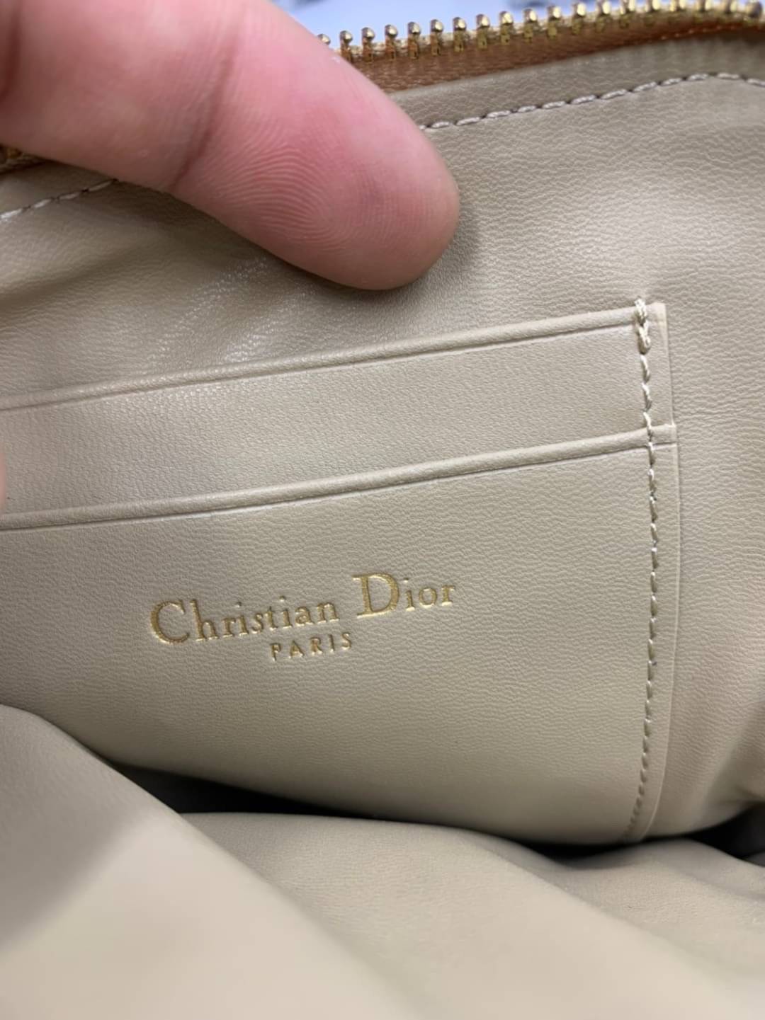VIP 】CHRISTIAN DIOR PHONE BAG 2 in 1 DOUBLE BAG กระเป๋าเซ็ท 2 ใบ มีสายสะพายข้าง ถอดออกใช้งานได้ ถือว่าคุ้มมากๆเลยค่ะ สามารถใช้งานแยกกันได้ ใส่สายสะพายหรือ ถือได้ วัสดุหนังแท้ สวยงามนุ่มฟู น่ารักมากๆ เลยน้าาา