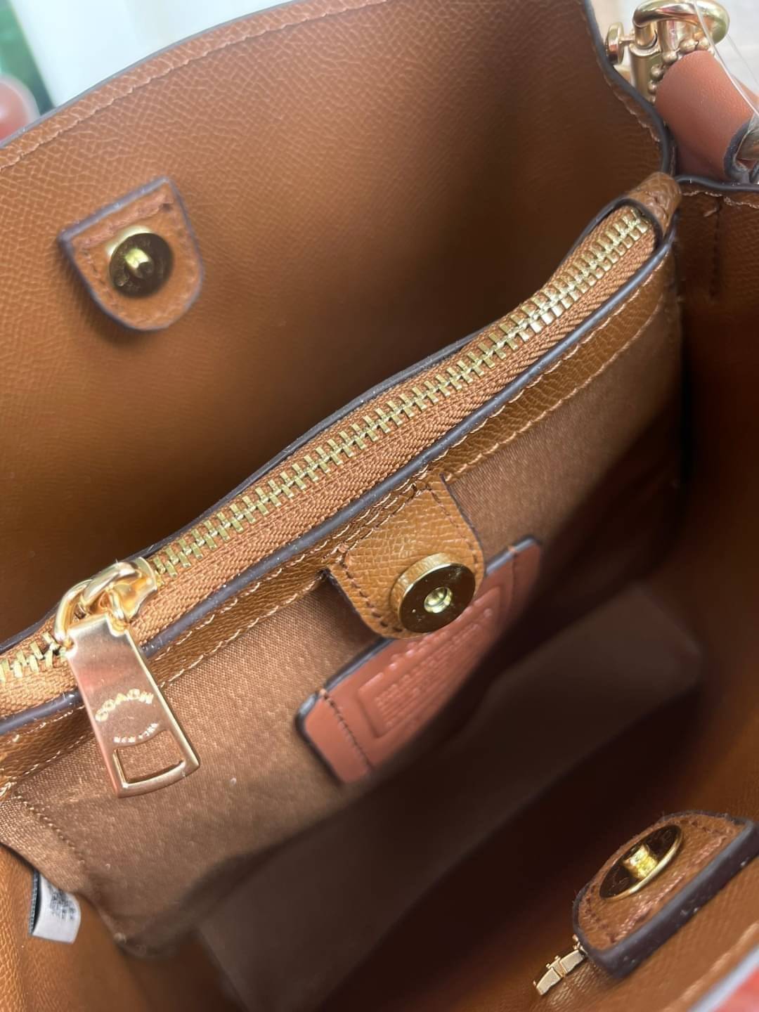 COACH SMALL TOWN BUCKET BAG IN SIGNATURE สำหรับสาวแฟชั่นที่ชอบรายละเอียดชิคๆ ดีไซน์สุดเก๋ แนะนำเลยสำหรับกระเป๋าทรงบักเก็ตใบนี้ เชื่อว่าสาว ๆ หลายคนชื่นชอบ เป็นไอเทมที่สามารถแมทช์ได้กับเสื้อหลากหลายสไตล์ บรรจุของได้เยอะโดยที่กระเป๋าไม่เสียทรง แบ่งช่องใช้งา