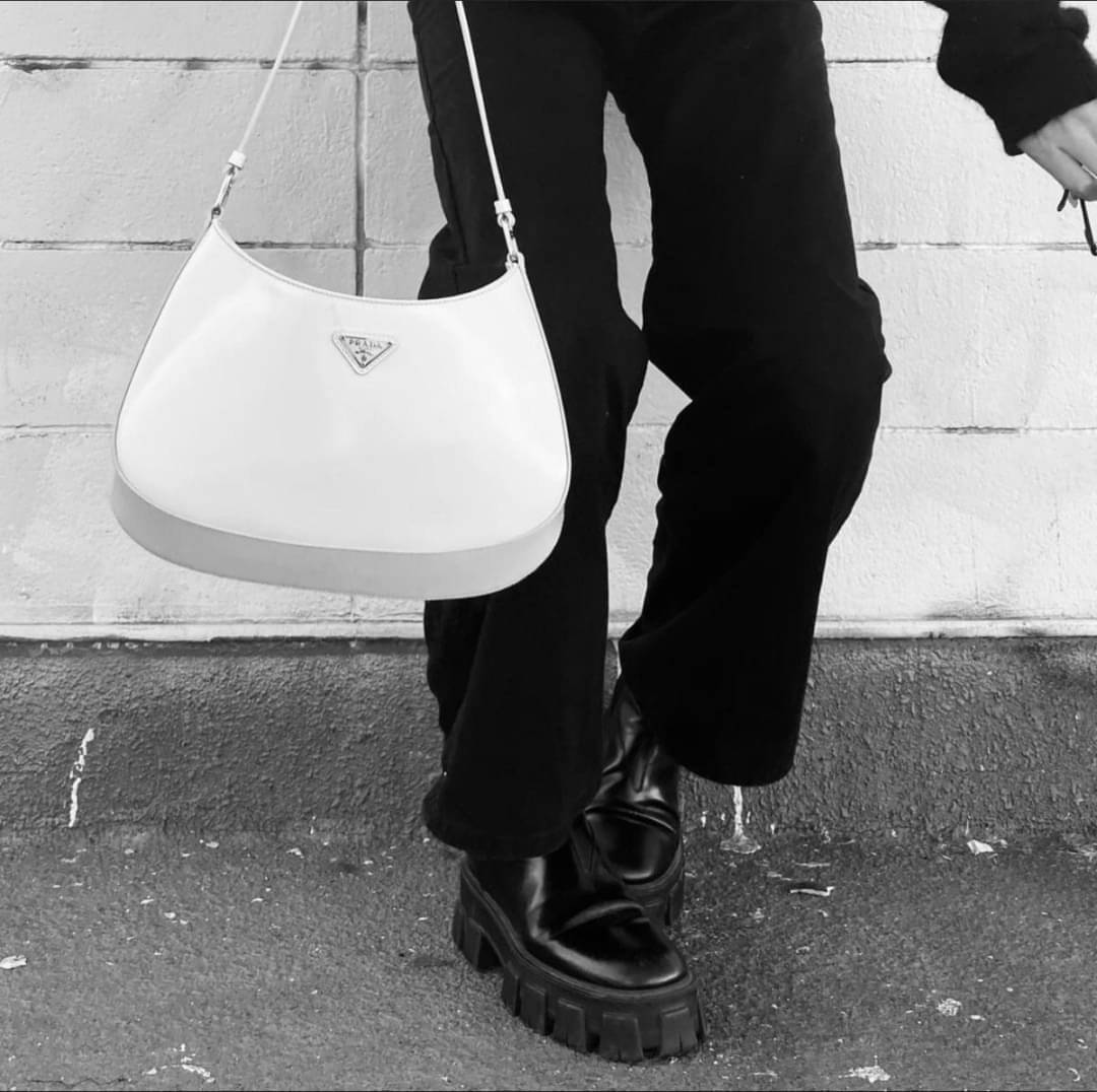 Prada Cleo brushed leather shoulder bag กระเป๋าทรงสวยยอดฮิต กับแบรนด์ PRADA งานพรีเมียมกิ้ฟท์จากแบรนด์ ทรงสะพายไหล่สวยหรูอยู่ทรง PRADA CLEO หนังเรียบดำเงาหรูสุดคลาสสิต เปิดปิดด้วยกระดุมอะไหล่เงินทั้งใบ ด้านในใส่กระเป๋าสตางค์ยาว มือถือ ของจุกจิกได้เยอะ มีป