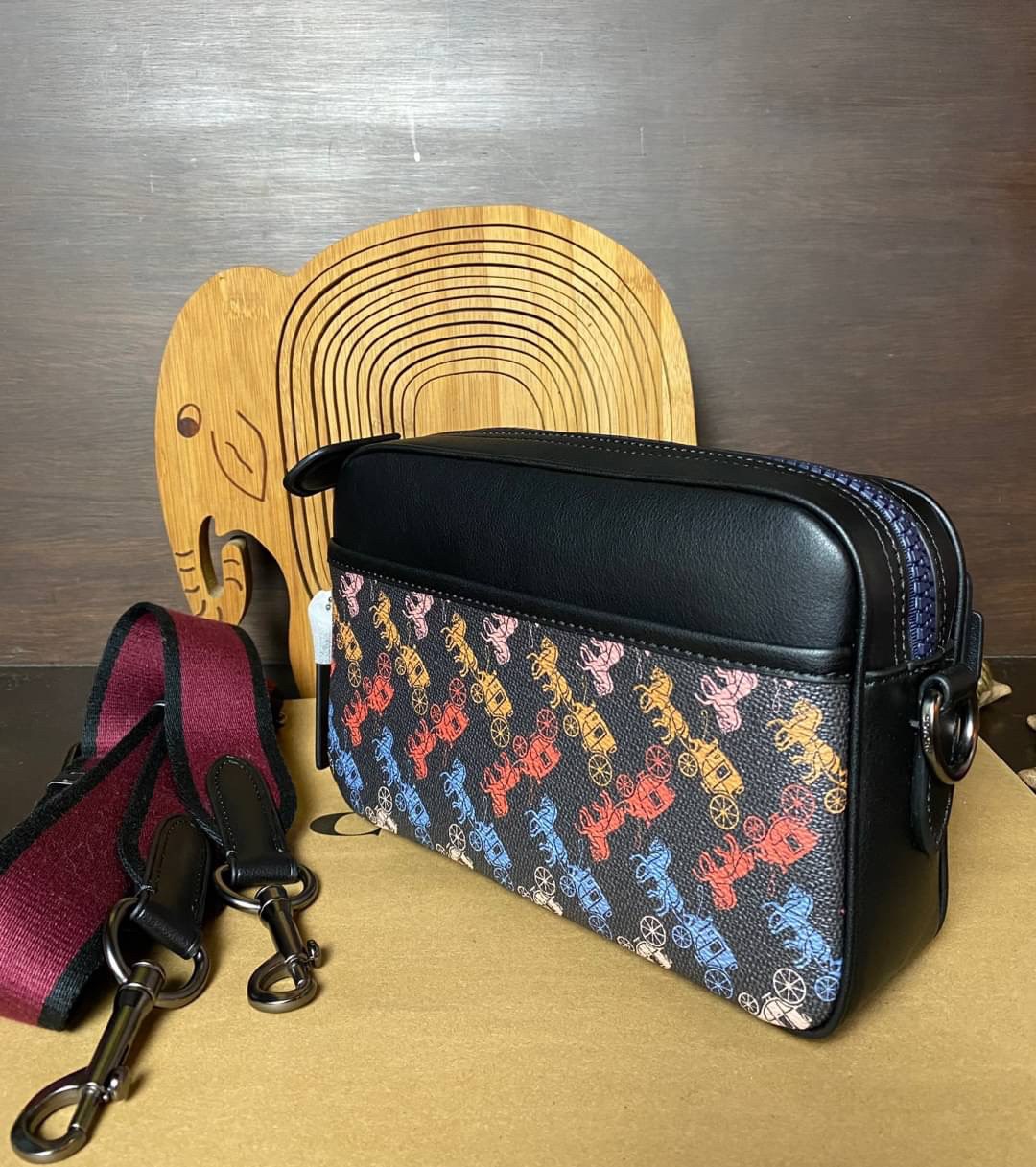 COACH ACADEMY CROSSBODY WITH HORSE AND CARRIAGE PRINT (COACH 89084) ผ้าใบเคลือบพิมพ์ลายและหนังกรวดขัดเงา ภายในกระเป๋ามัลติฟังก์ชั่น| ปิดด้วยซิป ซับในผ้า ด้านนอกมีซิปและกระเป๋าสลิป สายสะพายถอดได้