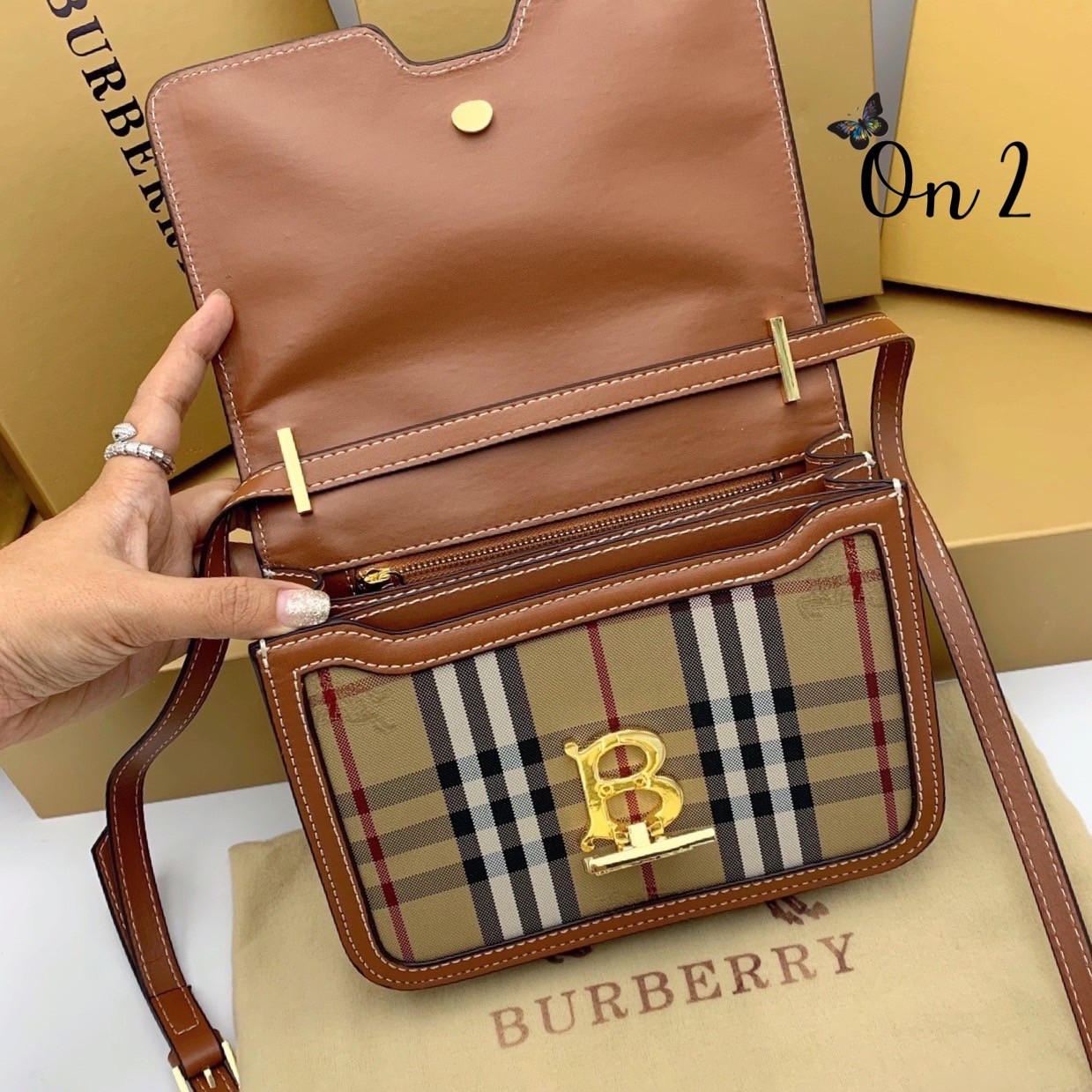 VIP 】กลับมาตามคำเรียกร้อง! ห้ามพลาด! Rare items! BURBERRY FRAGRANCES LEATHER CROSSBODY BAG วัสดุ Canvas & Leather ลาย Vintage คอลเลคชั่นใหม่ทรงเหลี่ยมสวยหรูดูดี เปิดปิดด้วยฝาปิดสัญลักษณ์รูปTB ภายในมีช่องแบ่งเป็นสัดส่วนสามารถใส่มือถือ iphone เงิน ของจ