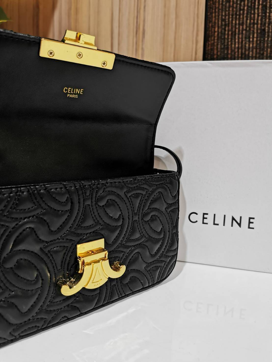 พร้อมส่งความสวย! ไอเท็มหายาก! ห้ามพลาดค่ะ! CELINE TRIOMPHE SHOULDER BAG VIP วัสดุหนังแท้ลวดลายเอกลักษณ์ของ CELINE TRIOMPHE ดีไซน์ยอดนิยมสไตล์สาว LISA เปิดปิดด้วยฝาปิดโลโก้แบรนด์อะไหล่ทอง ภายในโล่งกว้าง ใส่มือถือ กระเป๋าสตางค์ เครื่องสำอางค์ ของใช้จุกจิกได