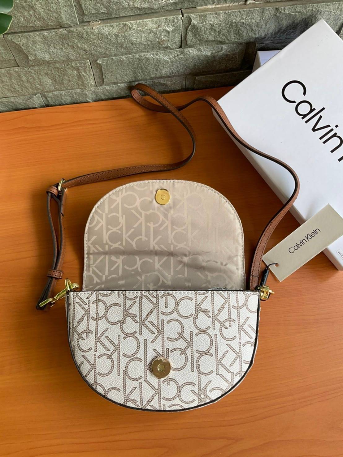 ของแท้ 💯% Calvin Klein Monogram Crossbody Bag กระเป๋าสะพายทรงครอสบอดี้ กระเป๋าคลัทช์ ทรงครึ่งวงกลม ขนาดน่ารัก ลายโมโนแกรมรอบใบ
