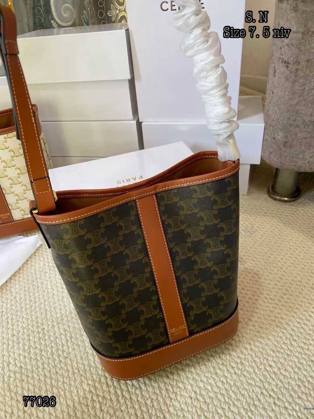 Celine bucket bag in Triomphe canvas and leather / Celine Tote Bag 6" 8" 9.5" กระเป๋าสะพายทรงบัคเก็ต โท้ทรุ่นแรกของแบรนด์ที่ได้รับความนิยมมากที่สุด ควรมีติดตู้ไว้เลย ดีไซน์สวยคลาสสิคไม่มีเอาท์