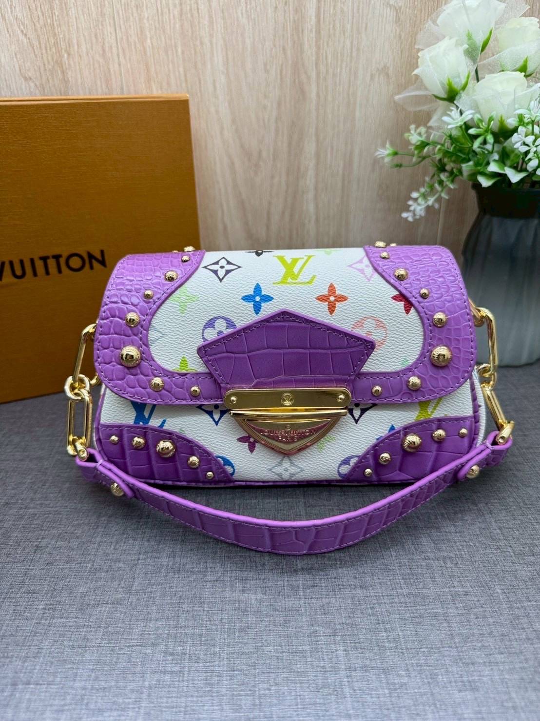 ORI หนังแท้ | Lv Marilyn White Multicolor Monogram Canvas Shoulder Bag กระเป๋าสะพายสไตล์วินเทจ ดีไซน์สีสันสดใสน่ารัก มีชีวิตชีวา โดดเด่นด้วยตัวล็อคด้านหน้าแบบกดขนาดใหญ่ จะถือแบบคล้องแขนหรือสะพายไหล่ก็ได้