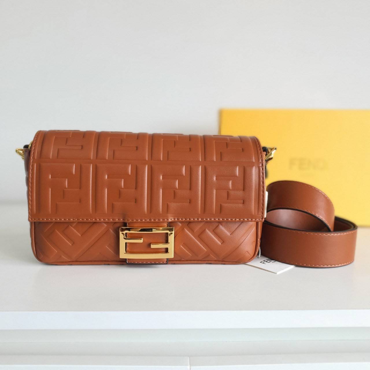 รุ่นใหม่แนะนำ!! **สวยหรูมาก กับ FENDI BAGUETTE BAG วัสดุหนังแท้ทั้งใบ ปั้มจมสัญลักษณ์แบรนด์สวยหรูมาก ด้านในบุผ้าปั้มแบรนด์ เปิดปิดด้วยกระดุมแม่เหล็ก ช่องโล่งกว้างพร้อมช่องซิป สามารถใส่ กระเป๋าสตางค์ยาวได้ มือถือได้ทุกรุ่น มาพร้อมสายสะพาย2แบบ ถอดปรับเปลี่ย