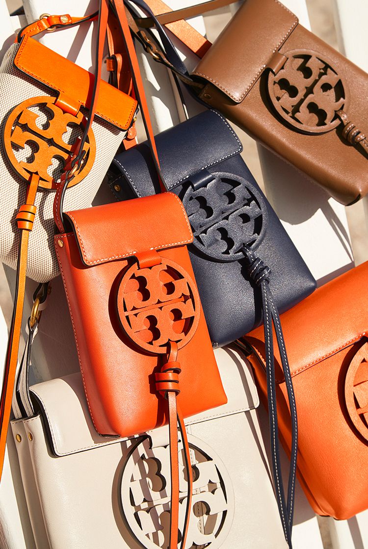 TORY BURCH MILLER METAL PHONE CROSSBODY อีกหนึ่งกระเป๋าใส่มือถือรุ่นฮิตที่เชื่อว่าหลาย ๆ คนต้องเคยเห็นผ่าน ๆ ตามาอย่างแน่นอน กับแบรนด์ Tory Burch ดีไซน์กระเป๋าทรงฝาพับแม่เหล็กใช้งานง่าย มาพร้อมดีเทล Logo สีเดียวกับเฉดสีของกระเป๋า แต่ยังมีความน่ารักด้วยทรง