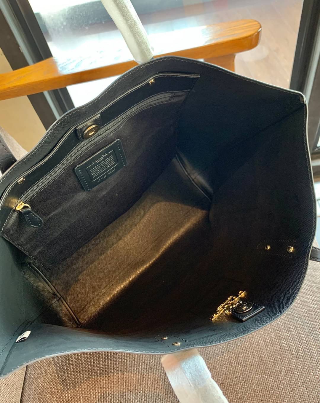 COACH TOWN TOTE SIGNATURE BAG((76636)) พร้อมส่งอีกครั้ง! กระเป๋าใบใหญ่หนังแท้ สวยงามค่ะ ป้ายอะไหล่แบรนด์แบบโลหะสีทองสวยหรูมากๆ เปิดปิดกระเป๋าแบบกระดุมแม่เหล็ก ใช้งานง่าย ภายในกว้างมากๆค่ะบอกเลย สาวๆที่สัมภาระเยอะหายห่วงค่ะ พร้อมช่องกระเป๋าซิปให้ใส่มือถือห