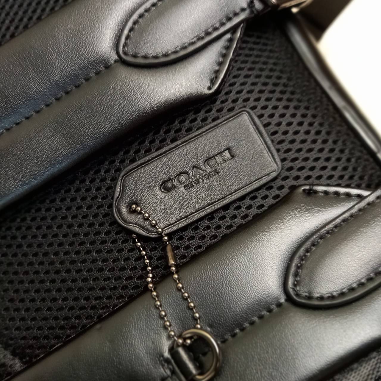 COACH WEST BACKPACK IN SIGNATURE CANVAS WITH VARSITY STRIPE (COACH 3001)😎กระเป๋าเป้ กระเป๋าสะพาย รุ่นหายาก ที่มีมาไม่บ่อย// วัสดุแคนวาส ผสมหนังแท้ หนังนิ่ม ทรงสวย จุของได้เยอะ ลาย SIGNATURE โดดเด่น ดูดีม๊าก!!// มีช่องหลัก แยกเป็น 2 ช่อง สามารถแยกเ