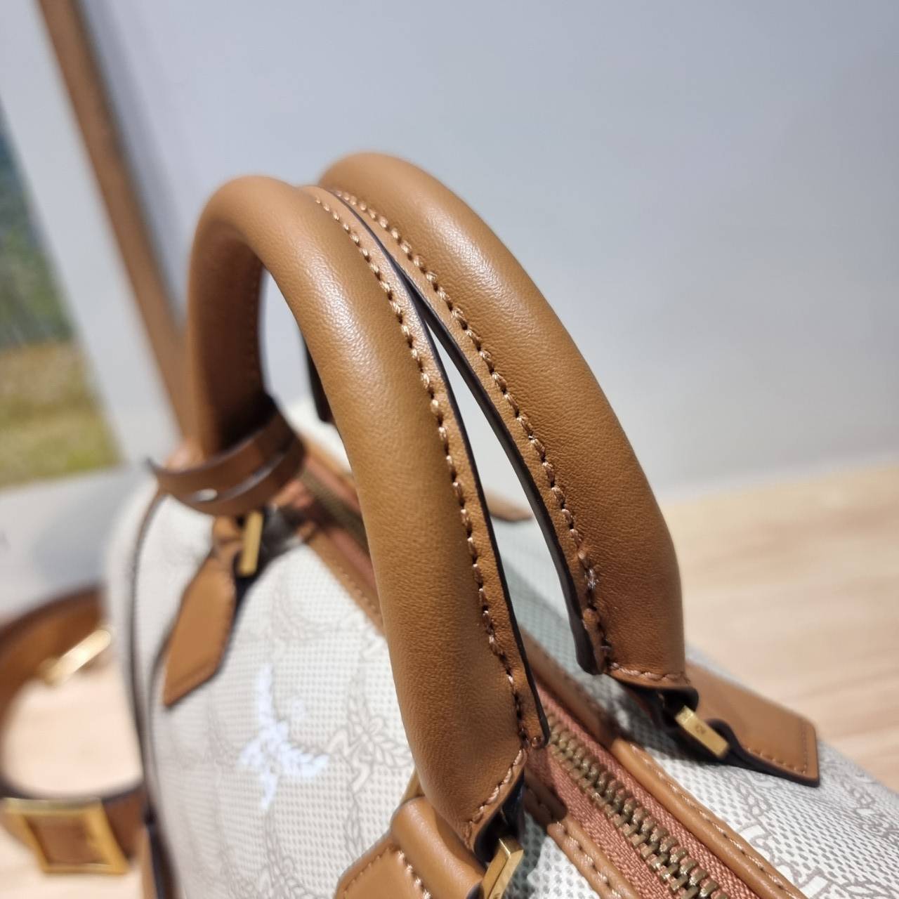 M.C.M SMALL ELLA BOSTON BAG IN LAURETOS กระเป๋าสะพายไอคอนิกโมโนแกรมใหม่ เกรดท็อปออริ สลับแท้ 1:1 เกรดดีสุด ใช้ต่างประเทศได้