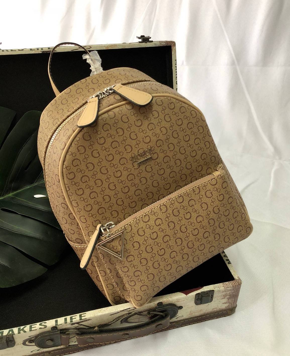 GUESS PANDORE BACKPACK กระเป๋าสะพายหลัง วัสดุหนังนิ่มมือ น้ำหนักเบา ด้านหน้ามีโลโก้แบรนด์ พร้อมช่องซิปหนึ่งช่อง ที่จับซิปมีอะไหล่สัญลักษณ์แบรนด์ ช่องซิปหลักเปิดปิดด้วยซิปคู่ ภายในโล่ง กว้าง ใส่ของได้จุ มีช่องซิปและช่องเล็กใส่ของจุกจิก สายสะพายด้านหลังเลื่