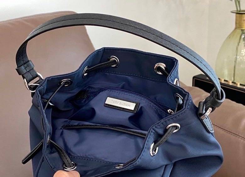 Tory Burch Virginia Nylon Bucket Bag / Tory Burch logo-plaque bucket bag กระเป๋าสะพายทรงบัคเก็ต เปิด-ปิดหนังรูดปากกระเป๋า มีหูหิ้วในตัว คล้องแขนเก๋ๆ ภายในเป็นช่องโล่ง มีช่องย่อย ใส่ของสำคัญจุกจิกได้ มีสายครอส จะสะพายไปไหนก็ได้ทุกโอกาส สวยเลิศทุกสี พร้อมส่