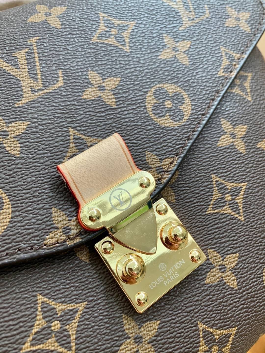 LV Pochette Métis ไอเท็มนำแฟชั่นที่น่าดึงดูดใจอย่างยิ่ง กระเป๋าที่มีรูปลักษณ์ทรงกะทัดรัดและใช้งานได้สะดวก หนังแท้แคนวาสอย่างดีเลยค่ะ ลาย Monogramอัญเป็นเอกลักษณ์ของแบรนด์ เปิด-ปิดแบบกดล็อคอะไหล่สีทองสวยงาม ภายในมี3ช่องกว้างสามารถใช้งานได้หลากหลายและจุของไ