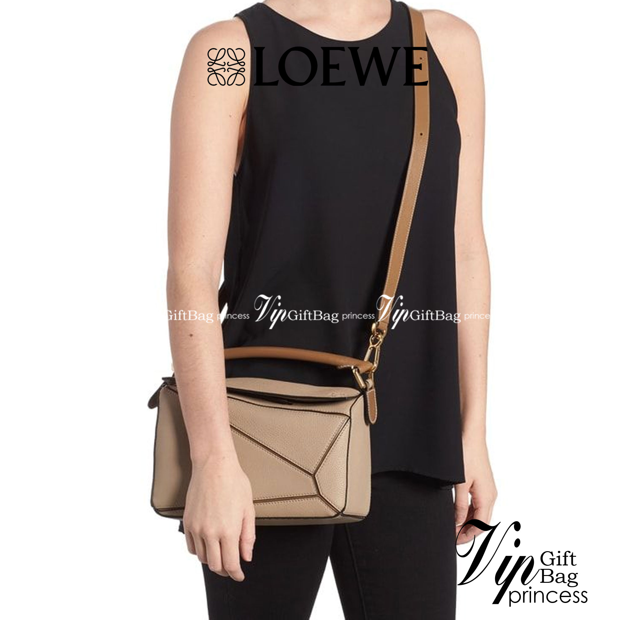 Loewe Puzzle Bag In Classic กระเป๋าทรง Puzzle นี้ออกแบบโดย Jonathan Anderson โดยได้รับแรงบันดาลใจในการออกแบบมาจากรูปทรงของลูกรักบี้ ดังนั้น จึงจะเห็นได้ว่าการตัดเย็บและรูปทรงของกระเป๋านั้นคล้ายคลึงกับลูกรักบี้ รูปทรงดูมินิมอลไม่ทิ้งคอนเซ็ปต์ของแบรนด์ สามา