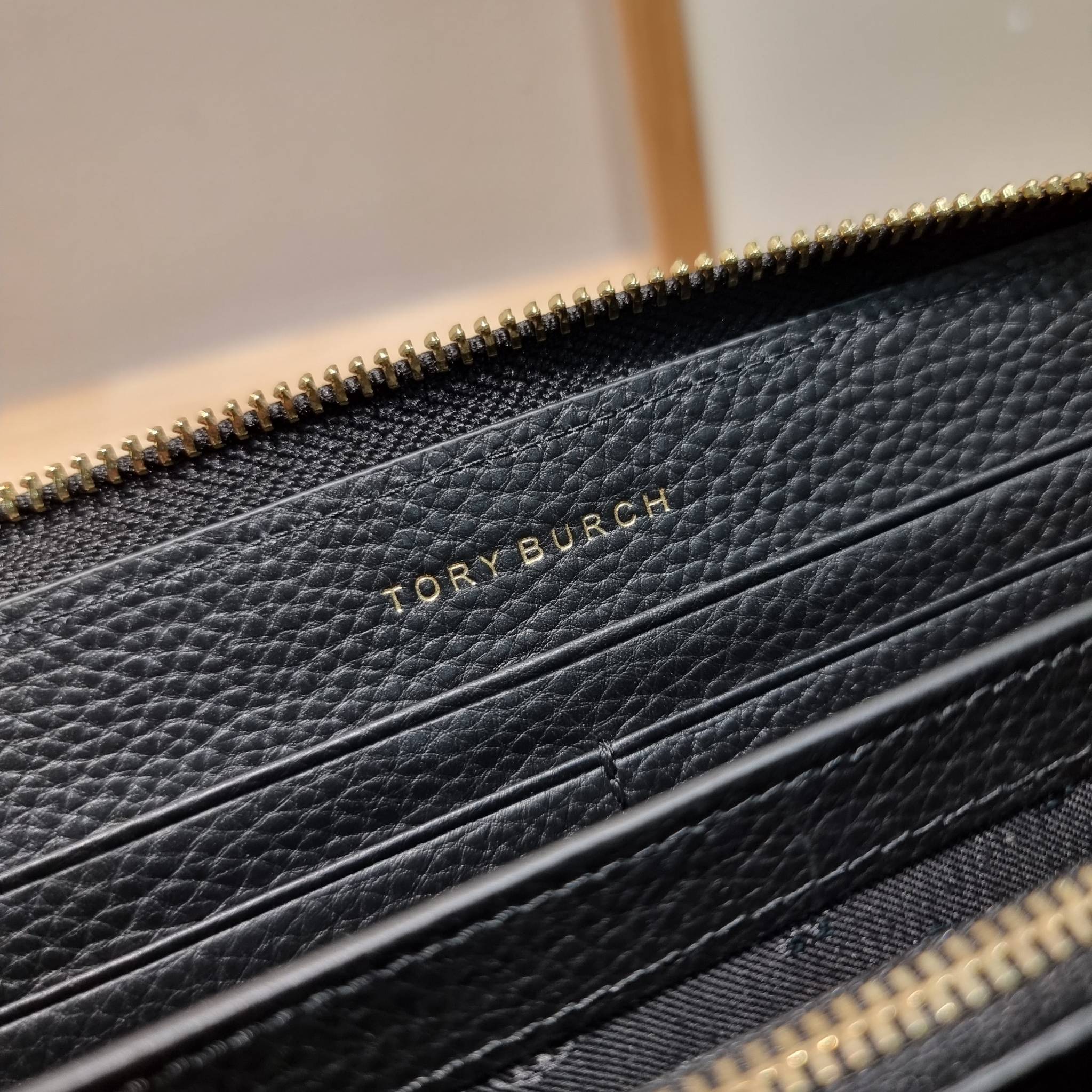 TORY BURCH THEA MULTI GUSSET ZIP CONTINENTAL WALLET กระเป๋าสตางค์ใบยาวเบสท์เซลเลอร์ ขนาดกำลังพอเหมาะ ดีไซน์เรียบหรู