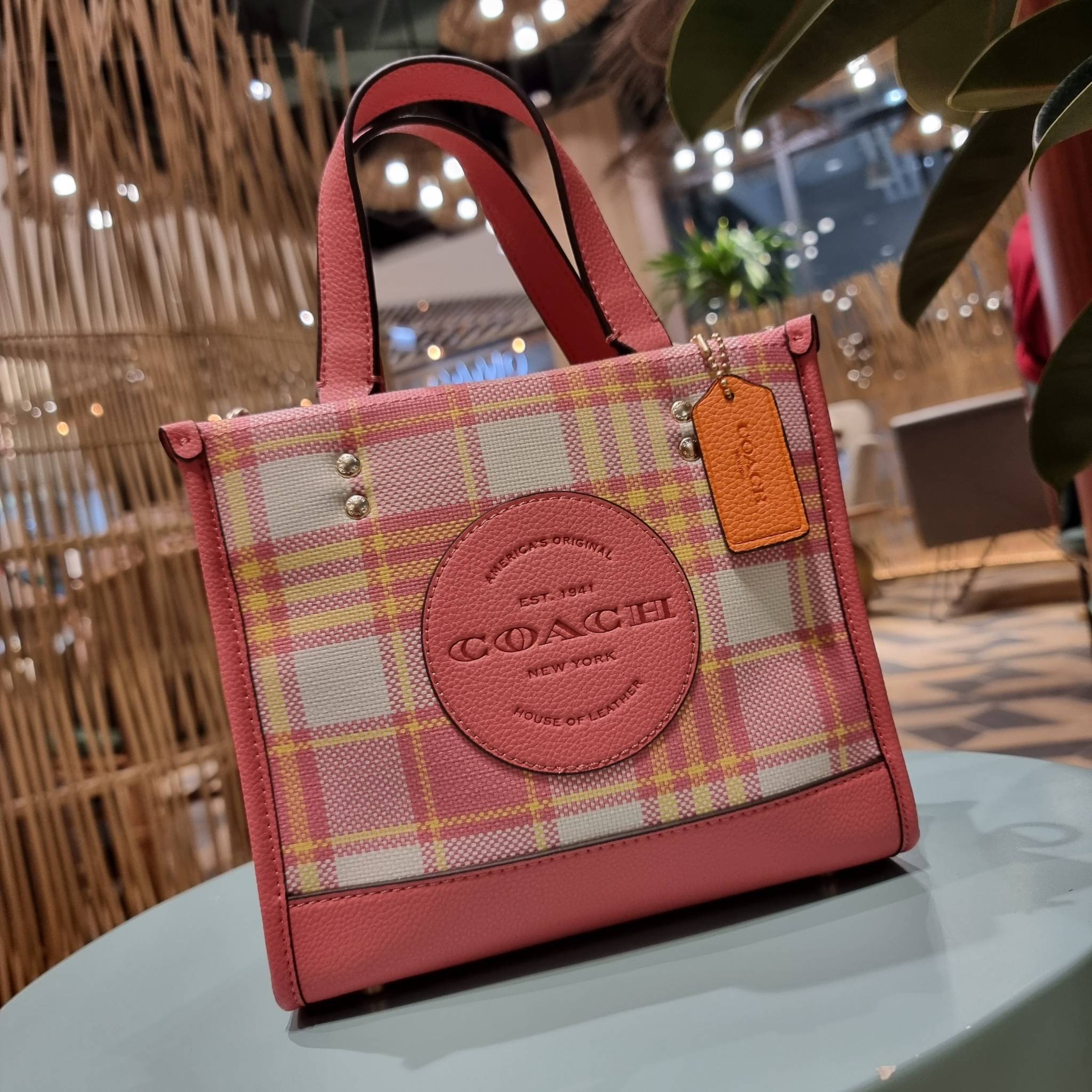 COACH C8198 DEMPSEY TOTE 22 WITH GARDEN PLAID PRINT AND COACH PATCH คอลใหม่สุดคิ้วท์ หวานๆใสๆ น่ารักชะมัด!! ดีไซน์ลายสก็อต เหมาะกับฟีลลิ่งปิคนิคเป็นที่สุด กระเป๋าทรงโท้ท ไซส์กำลังสวย ฟังก์ชั่นการใช้งานก็สะดวกที่สุด มีทั้งสายคล้องในตัว และสายครอสบอดี้ วัสด