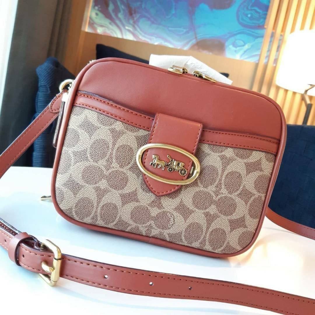 COACH 703 RILEY LUNCHBOX BAG IN SIGNATURE CANVAS กระเป๋า crossbody ทรงกล่องอยู่ทรง ดูแพง วัสดุหนังแคนวาสเคลือบลาย ตัดด้วยอะไหล่ทองเหลือง สวยเข้ากันสุดๆ!! มีช่องหลัก 2 ฝั่ง เปิด-ปิดด้วยซิป ใบนี้สะพายแล้วโดดเด่น ถ่ายรูปขึ้นกล้องแน่นอนจ้า Best item!!