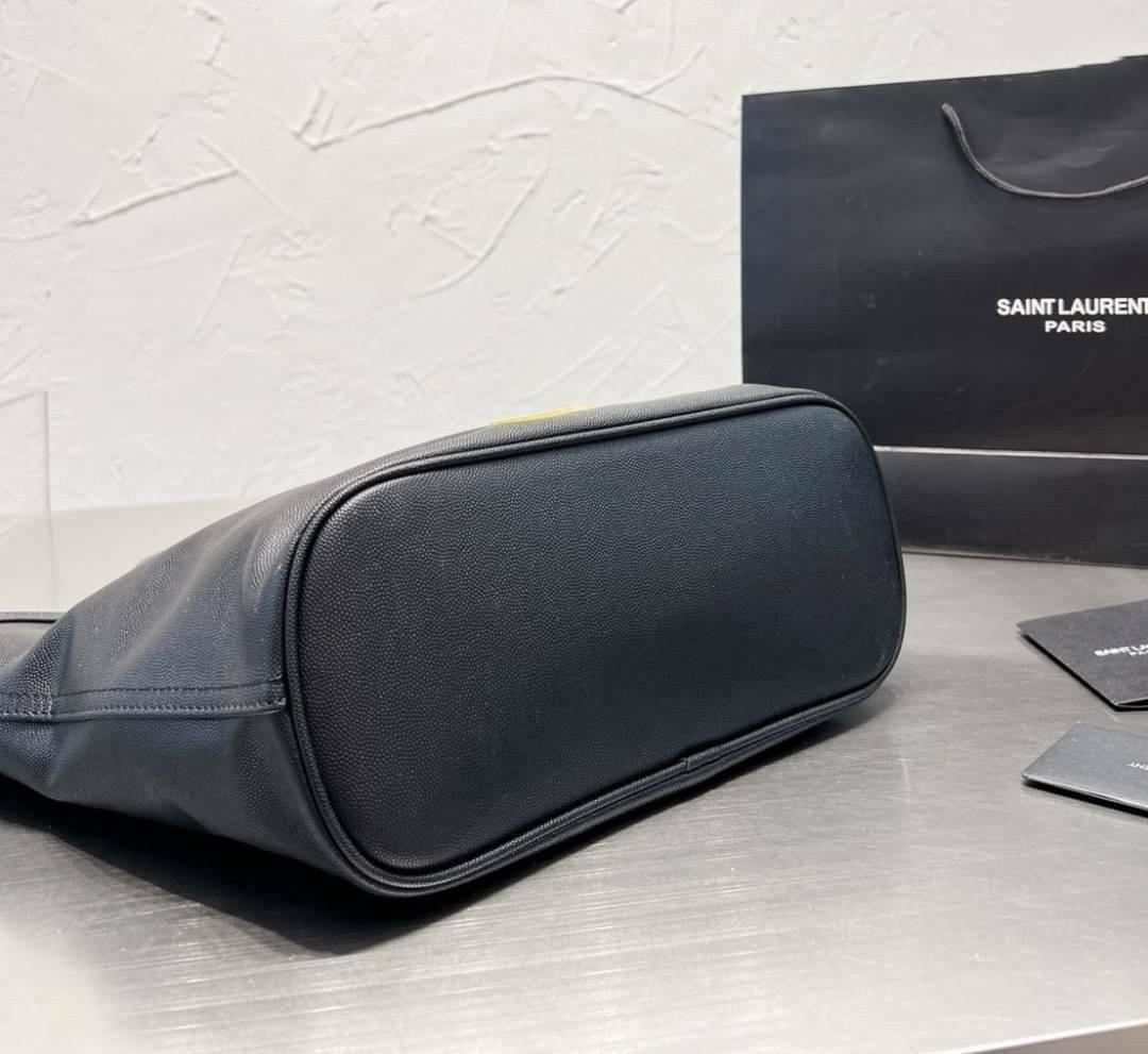 SAINT LAURENT SHOPPING BAG / YSL SHOPPING BAG กระเป๋าถือทรงช็อปปิ้ง พร้อมส่ง โดดเด่นด้วยโลโก้แบรนด์ขนาดใหญ่สวยหรู ภายในกระเป๋ากว้างใส่สัมภาระได้เยอะ มีช่องซิปแยกย่อยให้ใส่ของจุกจิกหนึ่งช่องนะคะ