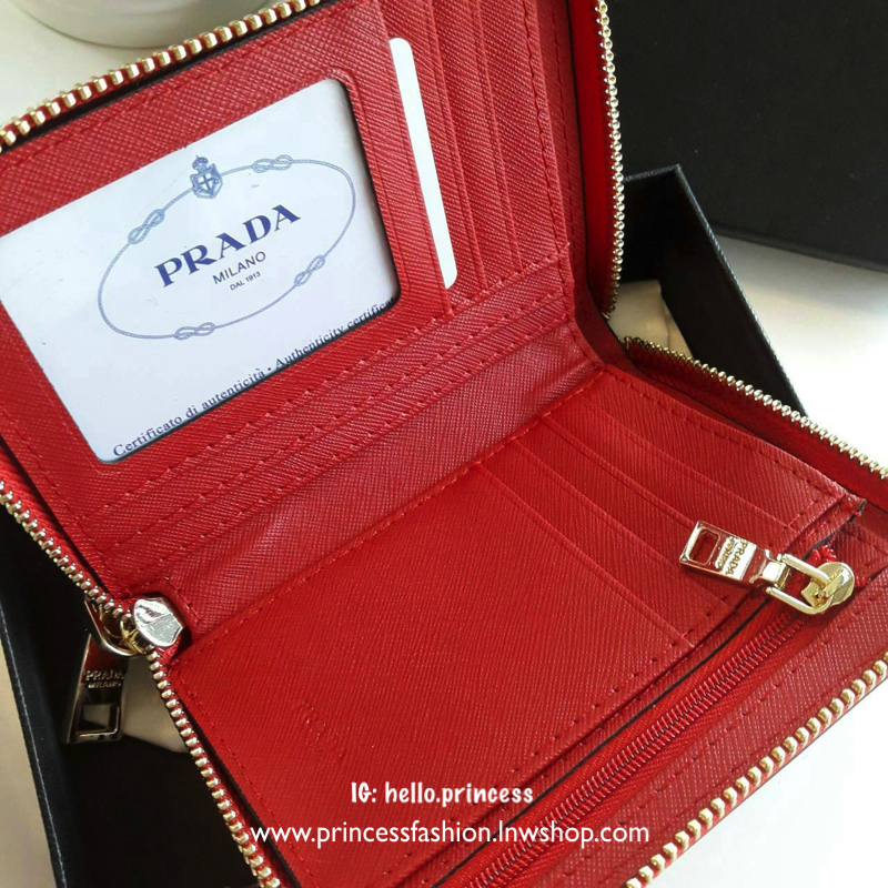 New Item! สำหรับสาวๆที่ชอบถือ *กระเป๋าสตางค์ใบเล็ก ขอแนะนำ Prada Short Saffiano wallet กระเป๋าสตางค์สั้น ขนาดกะทัดรัด เปิดปิดด้วยซิป อะไหล่ทอง ปั้มแบรนด์ ทั้งใบ *จุดเด่น มีช่องใส่รูปถ่าย ใส่บัตรได้หลายช่อง ด้านในมีช่องซิปแยกอีก1ช่องค้า อีกหนึ่งไอเท็มที่ *