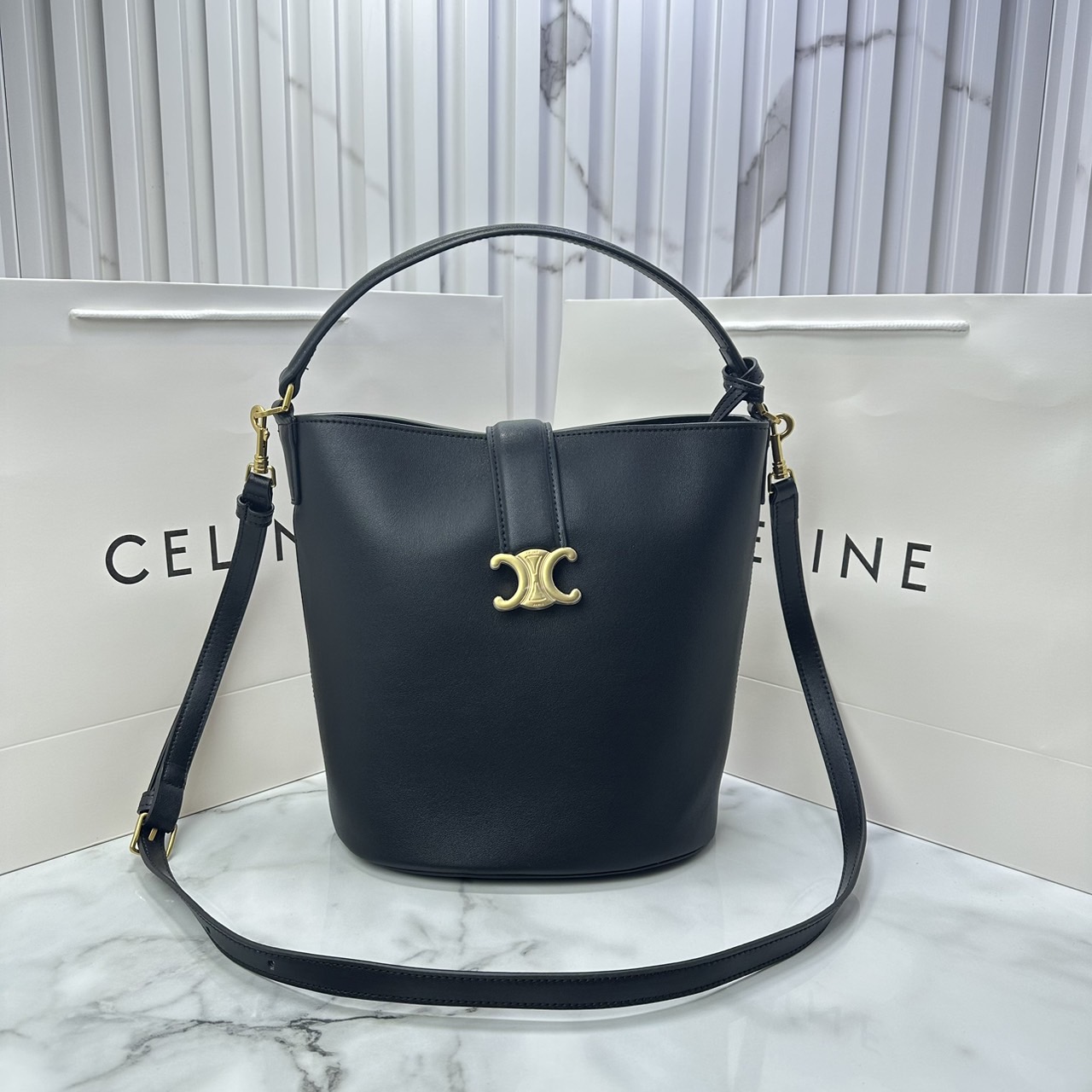 CELINE MEDIUM LOUISE BAG in SMOOTH CALFSKIN / Celine Bucket Bag กระเป๋าทรงบัคเก็ต กระเป๋าถือรุ่นใหม่ล่าสุด ดีไซน์หรูคลาสสิค
