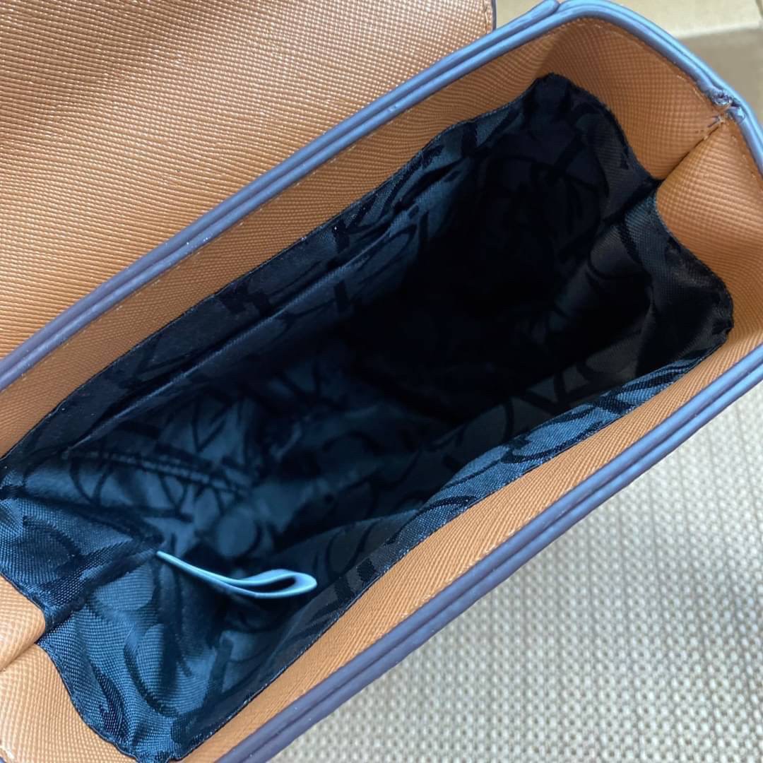 CALVIN KLEIN JEANS crossbody bag กระเป๋าถือหรือสะพาย ลายซิกเนเจอร์แบรนด์ทั้งใบ มีหูจับสำหรับถือ เปิด-ปิดกระเป๋าด้วยกระดุมแม่เหล็ก ด้านในโล่งกว้างมีช่องเล็กและช่องซิปสำหรับใส่ของจุกจิก ซับในลายแบรนด์อย่างดี มาพร้อมสายสะพายยาวปรับระดับได้ สามารถใช้ได้หลากหล