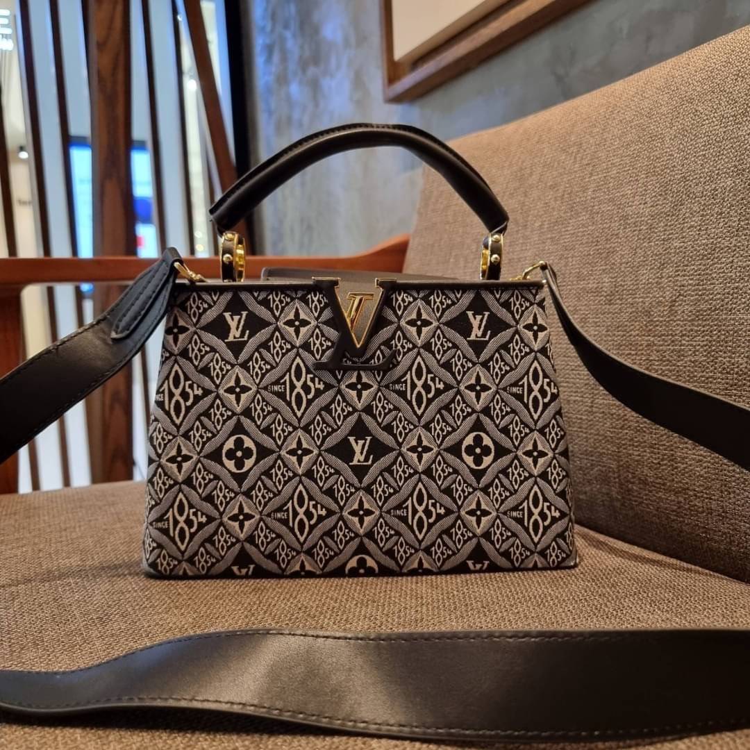 LV capucines top handle with vintager 1854 / LV SINCE 1854 CAPUCINES MM ที่สุดของความสวยในดีไซน์คลาสสิคย้อนยุค กระเป๋าถือสุดหรู มาพร้อมหูจับในตัว ด้วยรูปทรงวินเทจและวัสดุผ้าแคนวาสคละลายเต็มใบ สร้างดีเทลให้ไอเท็มนี้ได้ลุคผู้ดีไปอีก และยังมีลูกเล่นที่ฝาปิดก