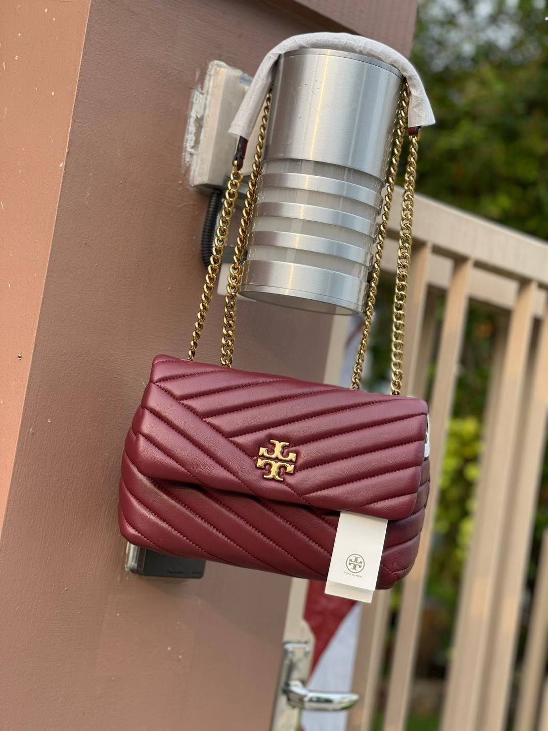 Tory Burch Kira Chevron Small Convertible Shoulder Bag เป็นกระเป๋าที่ใช้ในการออกงานสำคัญหรือวันที่มีปาร์ตี้สังสรรค์ คุณควรเลือกใช้กระเป๋าที่มีดีไซน์สะดุดตา