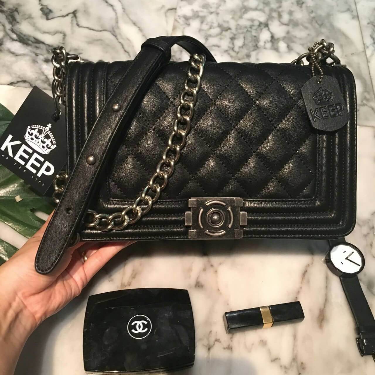 ทางร้าน ได้กระเป๋า จากแบรนด์ KEEP ทรงเดียวกับ Chanel boy เลย รุ่น KEEP shoulder Luxury Quited bag สวย หรู เท่ มากๆ เลยน๊า กระเป๋าอยู่ทรง #หนังแกะสังเคราะห์นิ่มตึงสวยมากคะ สายโซ่ มีที่รองไหล่ สะพายสบายคะ สายปรับ สั้น ยาวได้คะ #ใบจริงสวยมาก เข้ากับชุดได้ง่า