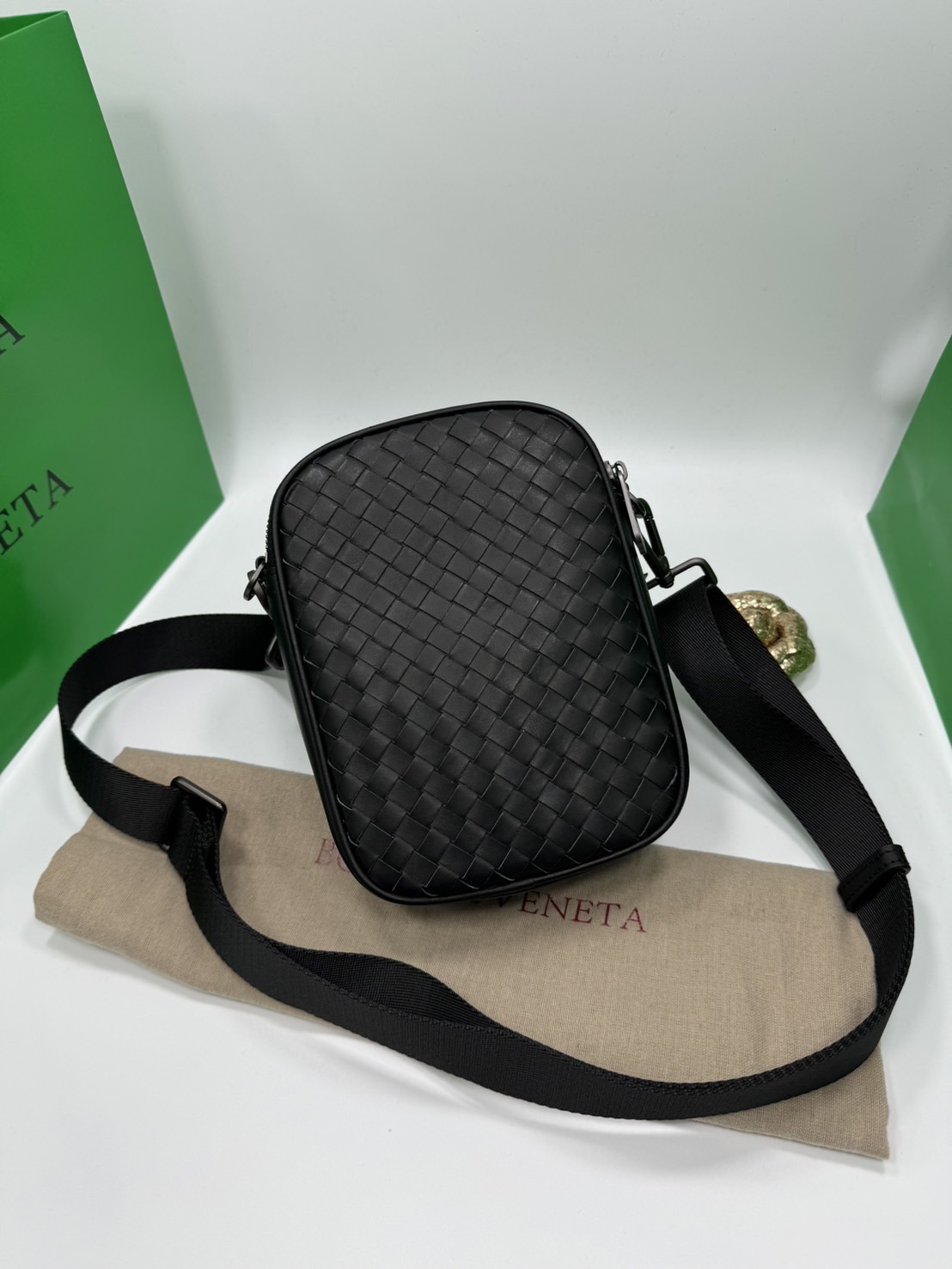 Small BOTTEGA Messenger Bag / BOTTEGA Crossbody Bag กระเป๋าสะพายเมสเซนเจอร์ ดีไซส์สานเป็นเอกลักษณ์ everyday look เอาใจหนุ่มๆ สวยเท่คลาสสิก